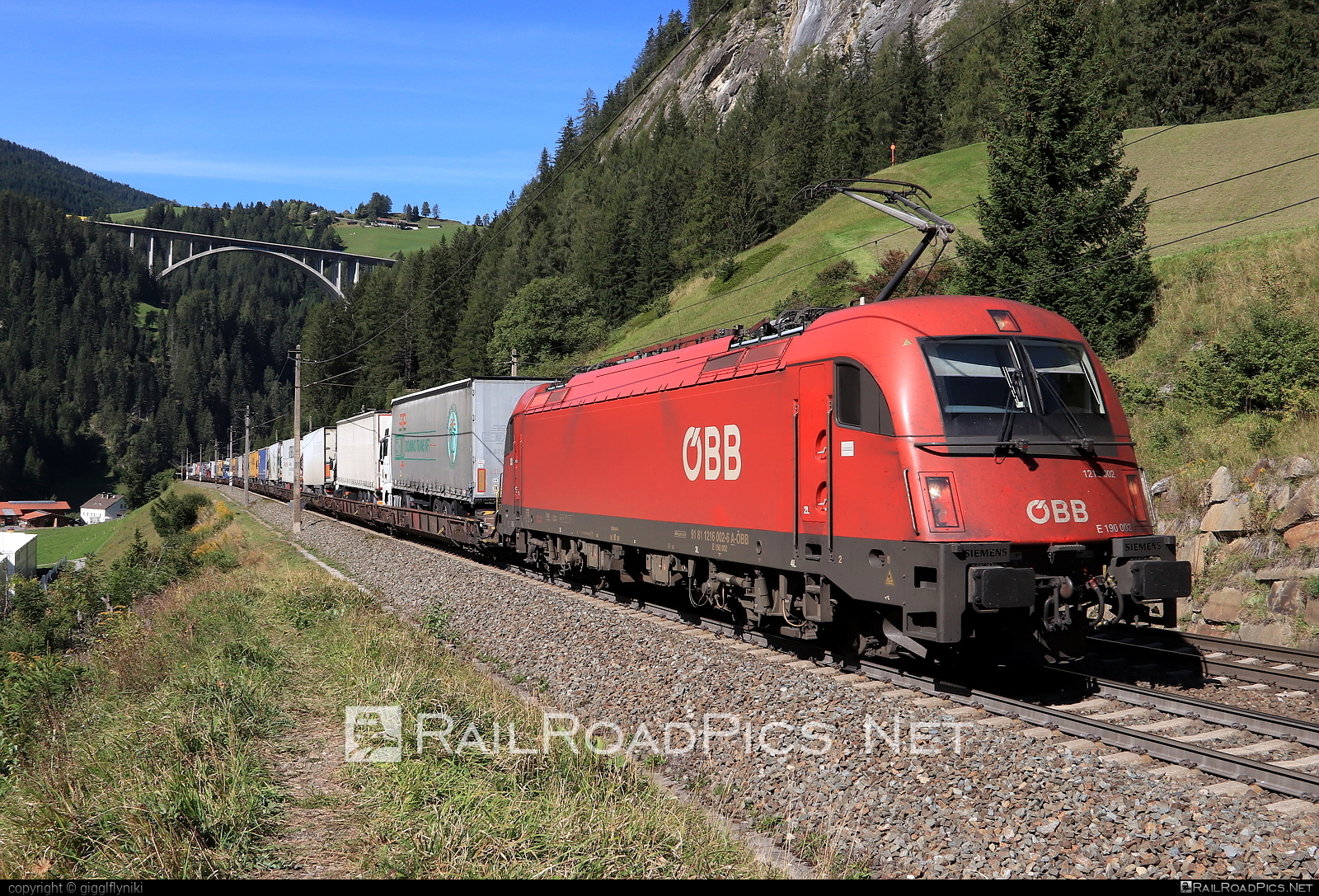 Siemens ES 64 U4 - 1216 002 operated by Rail Cargo Austria AG #es64 #es64u4 #eurosprinter #flatwagon #obb #osterreichischebundesbahnen #rcw #siemens #siemensEs64 #siemensEs64u4 #siemenstaurus #taurus #tauruslocomotive #truck