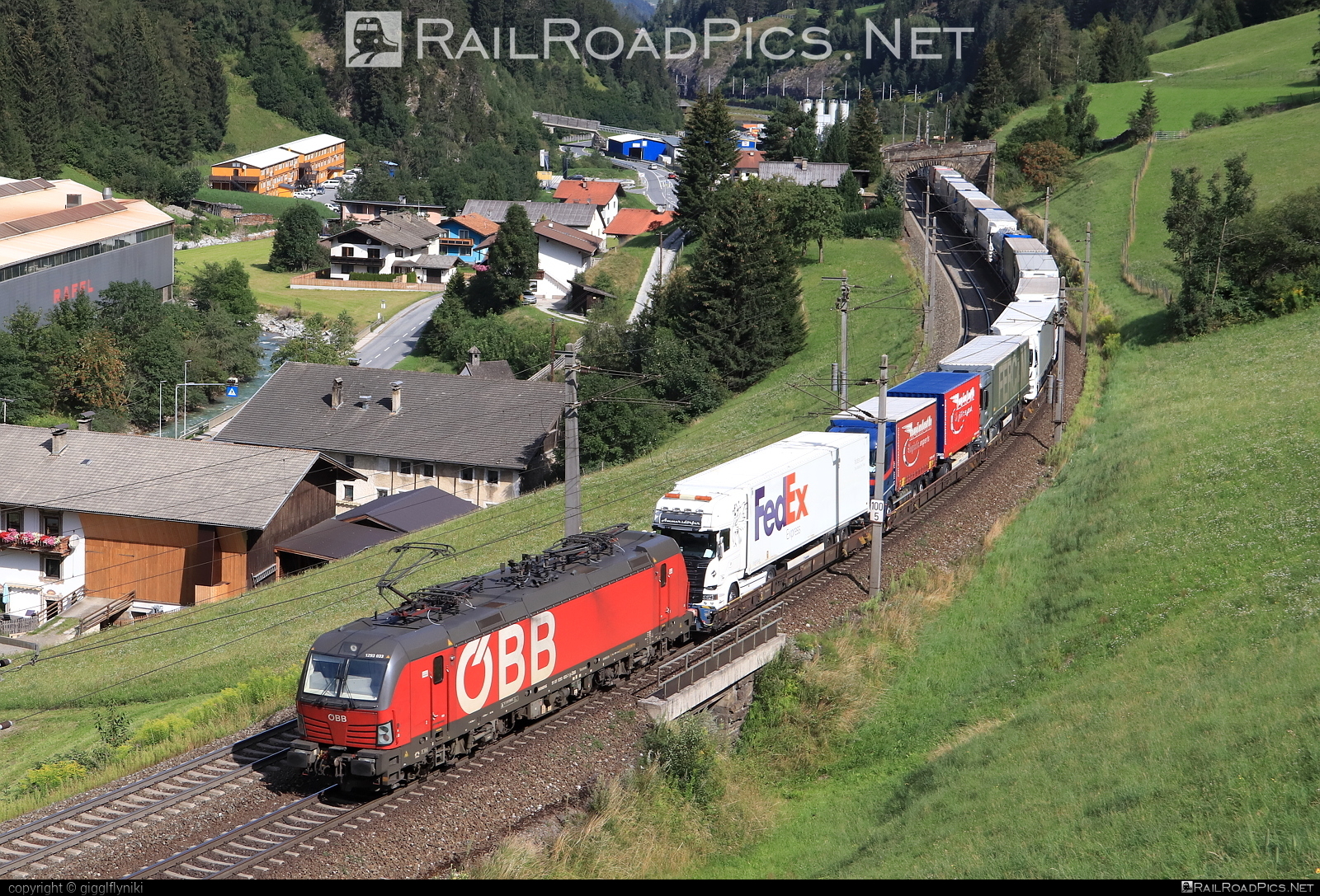 Siemens Vectron MS - 1293 033 operated by Rail Cargo Austria AG #flatwagon #obb #osterreichischebundesbahnen #rcw #siemens #siemensVectron #siemensVectronMS #truck #vectron #vectronMS