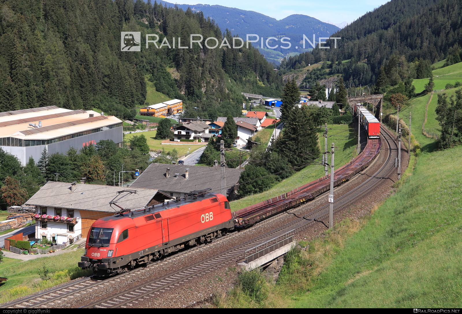 Siemens ES 64 U2 - 1016 035 operated by Rail Cargo Austria AG #es64 #es64u2 #eurosprinter #flatwagon #obb #osterreichischebundesbahnen #rcw #siemens #siemensEs64 #siemensEs64u2 #siemenstaurus #taurus #tauruslocomotive #truck