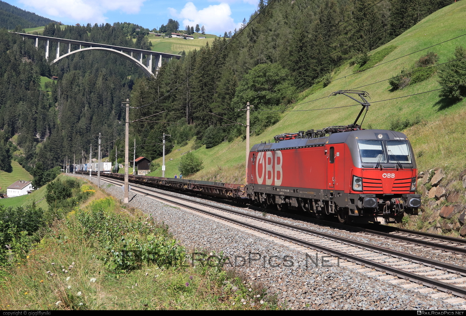 Siemens Vectron MS - 1293 041 operated by Rail Cargo Austria AG #flatwagon #obb #osterreichischebundesbahnen #rcw #siemens #siemensVectron #siemensVectronMS #truck #vectron #vectronMS