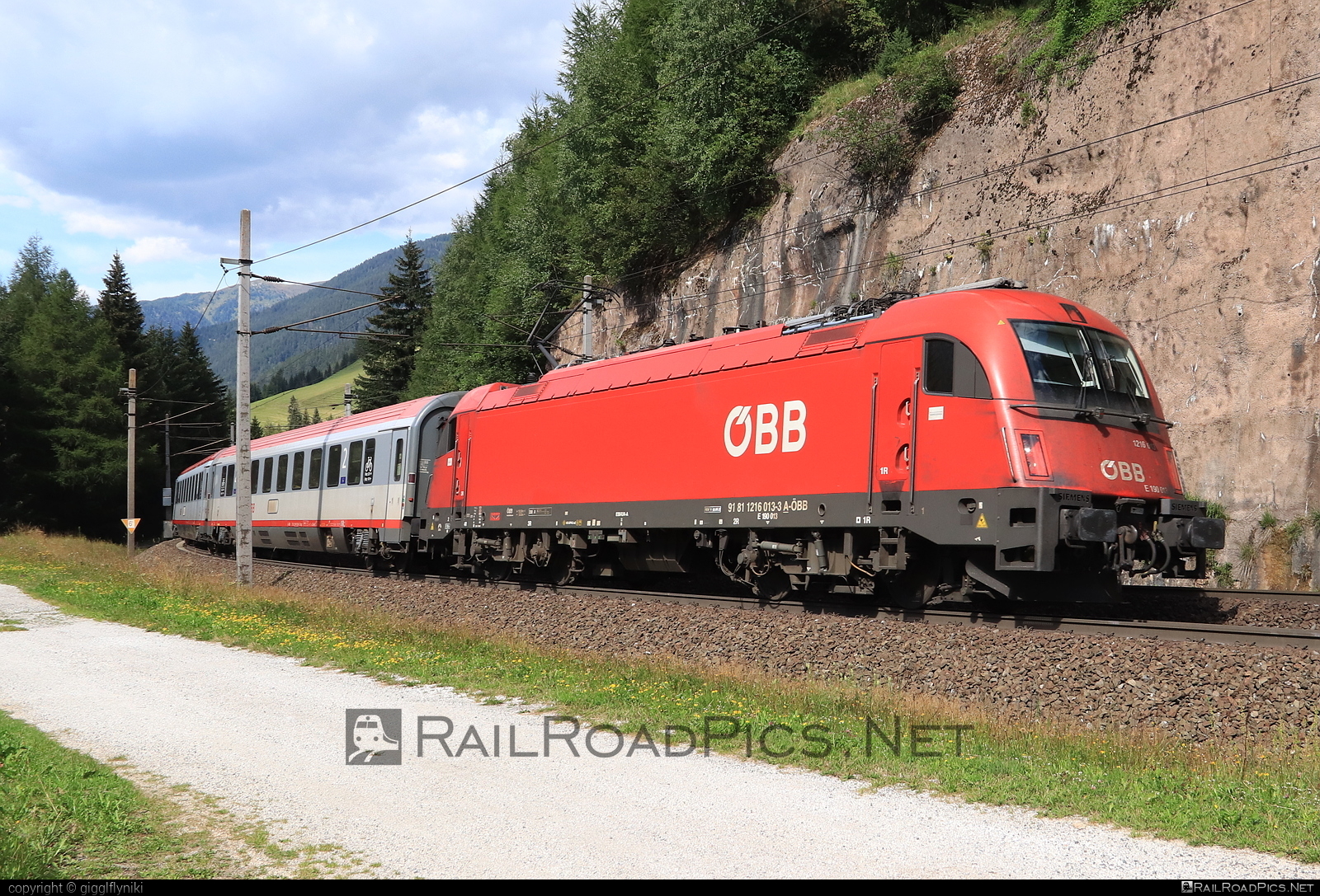 Siemens ES 64 U4 - 1216 013 operated by Österreichische Bundesbahnen #es64 #es64u4 #eurosprinter #obb #osterreichischebundesbahnen #siemens #siemensEs64 #siemensEs64u4 #siemenstaurus #taurus #tauruslocomotive