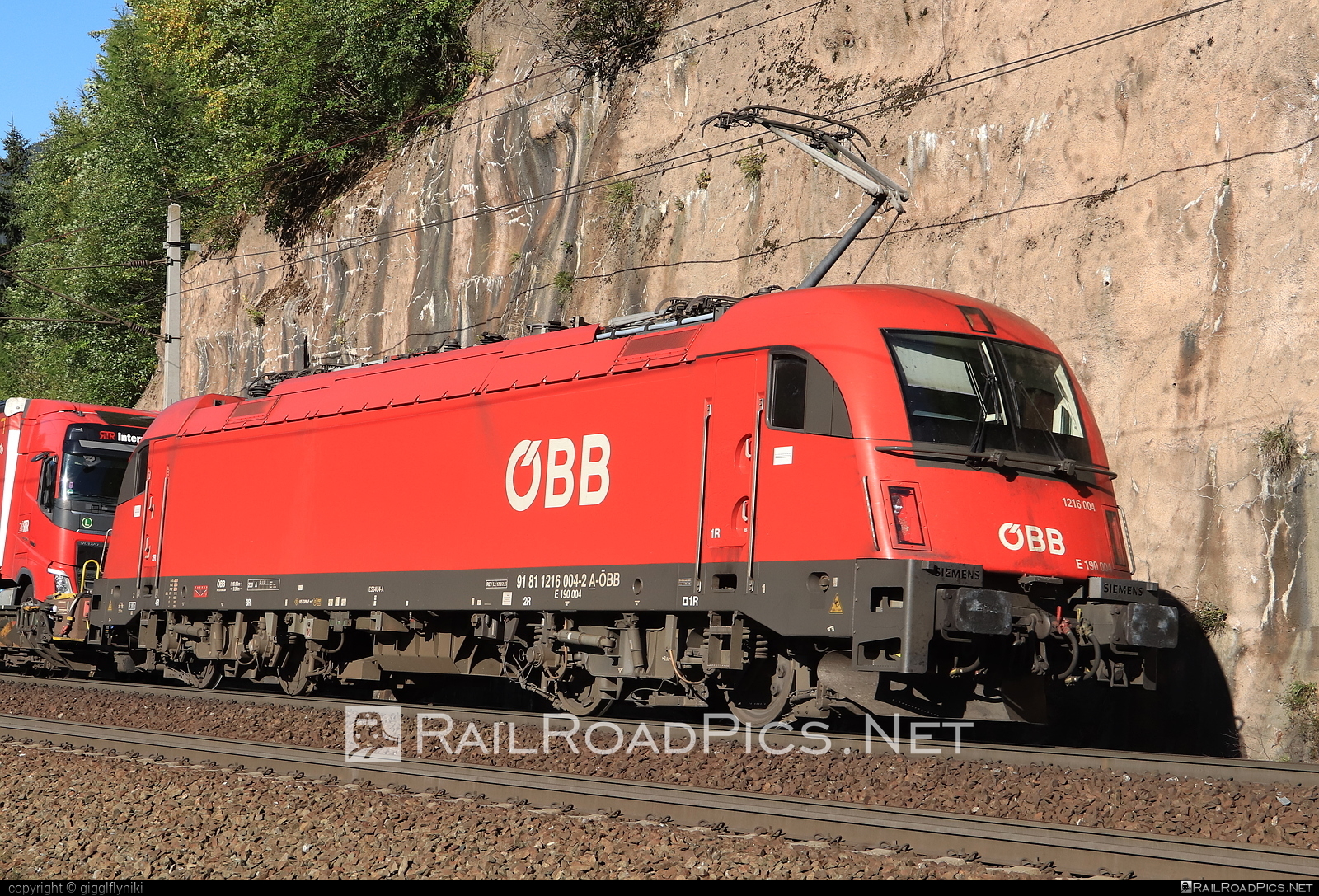Siemens ES 64 U4 - 1216 004 operated by Rail Cargo Austria AG #es64 #es64u4 #eurosprinter #obb #osterreichischebundesbahnen #rcw #siemens #siemensEs64 #siemensEs64u4 #siemenstaurus #taurus #tauruslocomotive
