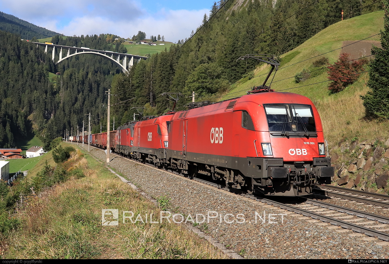 Siemens ES 64 U2 - 1016 008 operated by Rail Cargo Austria AG #es64 #es64u2 #eurosprinter #obb #openwagon #osterreichischebundesbahnen #rcw #siemens #siemensEs64 #siemensEs64u2 #siemenstaurus #taurus #tauruslocomotive