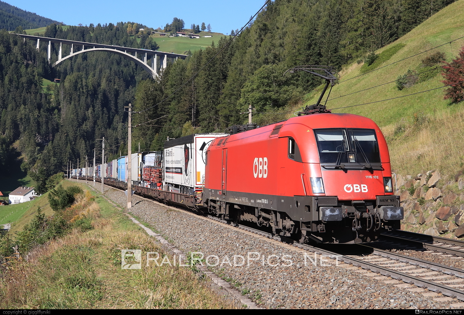 Siemens ES 64 U2 - 1116 102 operated by Rail Cargo Austria AG #es64 #es64u2 #eurosprinter #flatwagon #obb #osterreichischebundesbahnen #rcw #siemens #siemensEs64 #siemensEs64u2 #siemenstaurus #taurus #tauruslocomotive #truck