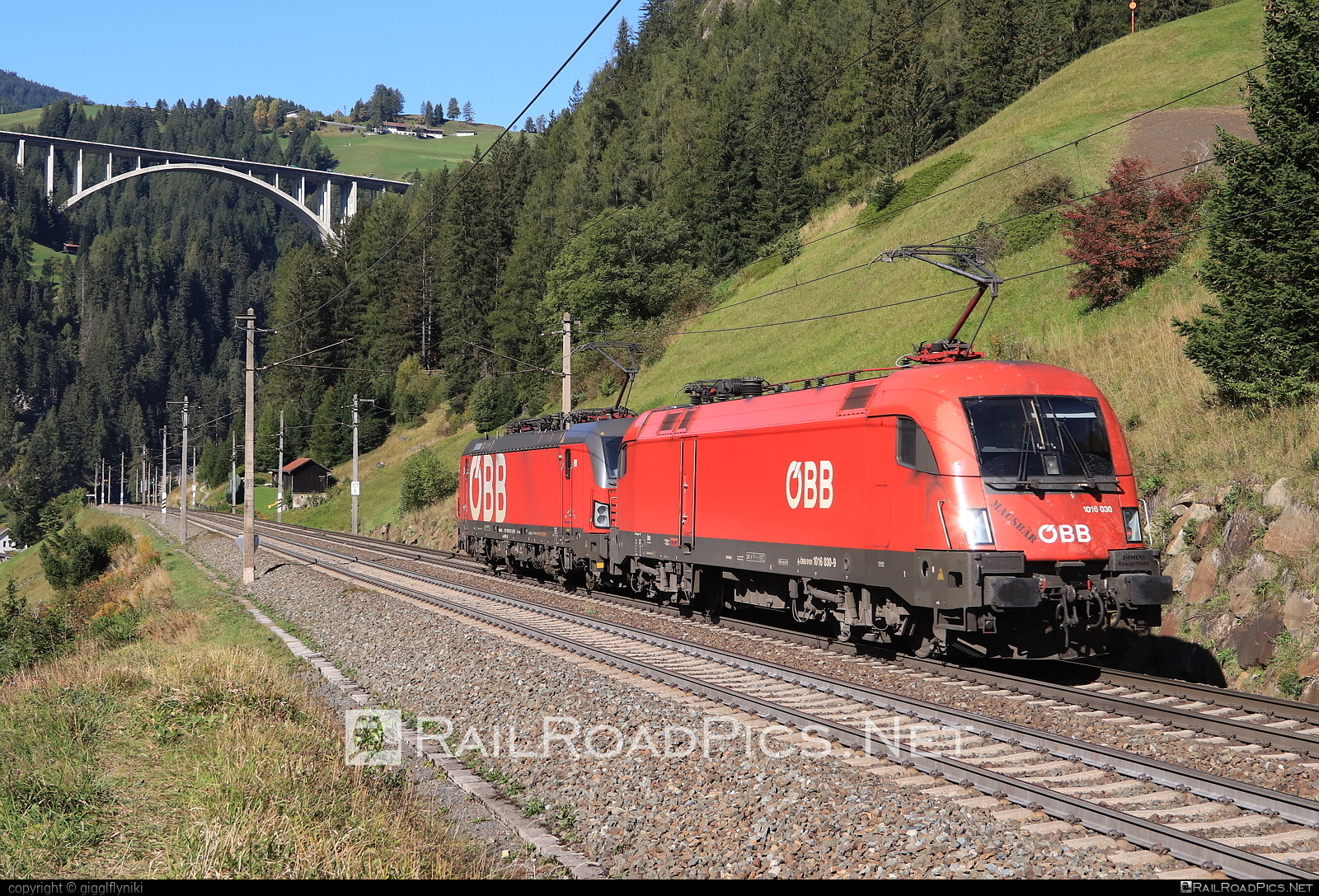 Siemens ES 64 U2 - 1016 030 operated by Rail Cargo Austria AG #es64 #es64u2 #eurosprinter #obb #osterreichischebundesbahnen #rcw #siemens #siemensEs64 #siemensEs64u2 #siemenstaurus #taurus #tauruslocomotive
