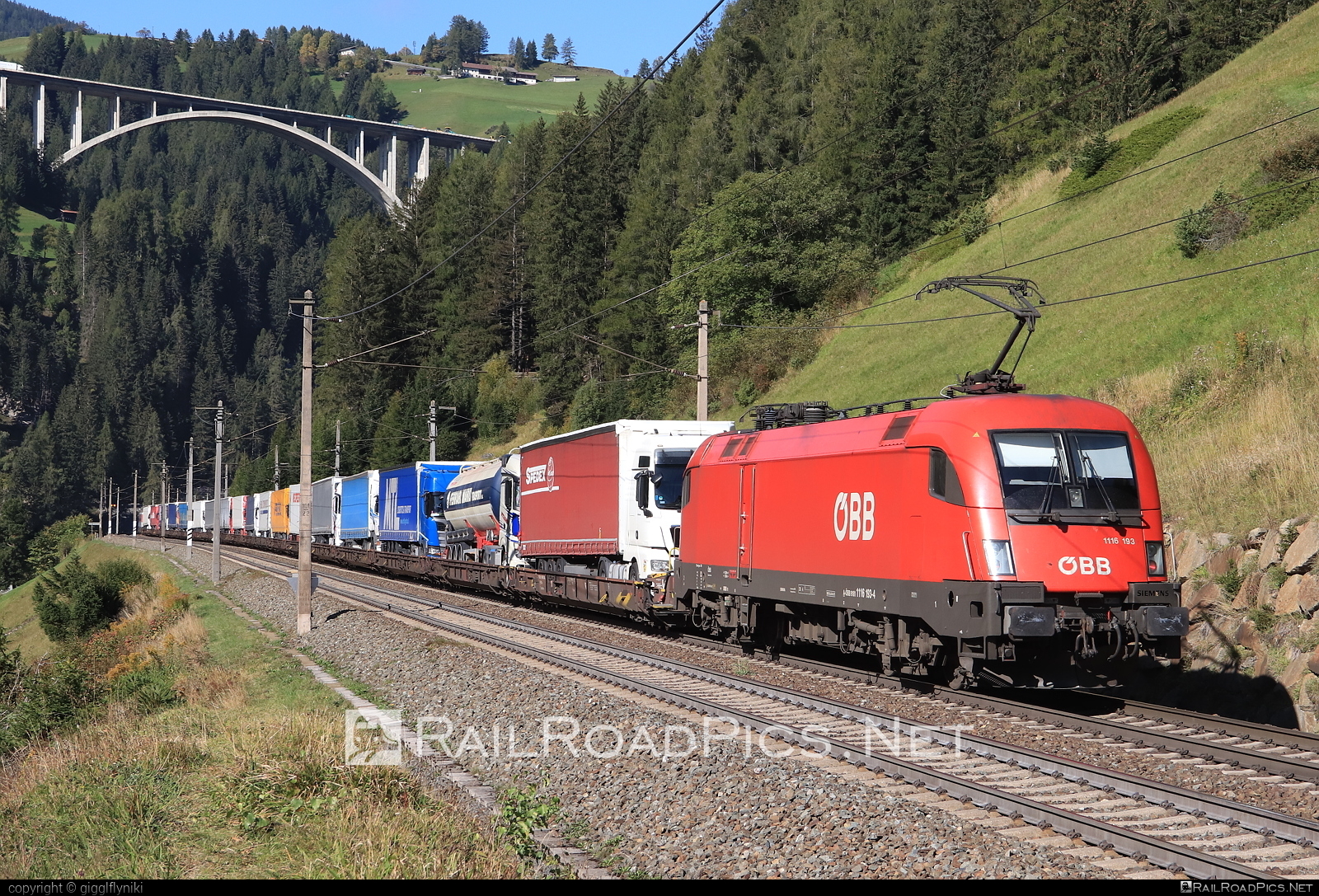 Siemens ES 64 U2 - 1116 193 operated by Rail Cargo Austria AG #es64 #es64u2 #eurosprinter #flatwagon #obb #osterreichischebundesbahnen #rcw #siemens #siemensEs64 #siemensEs64u2 #siemenstaurus #taurus #tauruslocomotive #truck