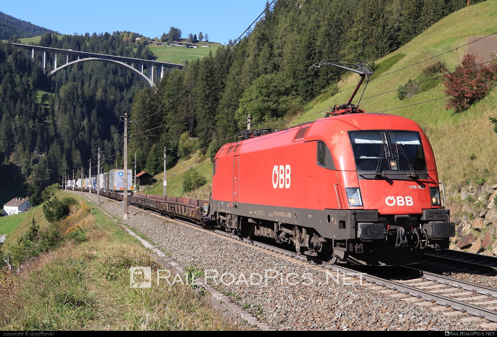 Siemens ES 64 U2 - 1116 052 operated by Rail Cargo Austria AG #es64 #es64u2 #eurosprinter #flatwagon #obb #osterreichischebundesbahnen #rcw #siemens #siemensEs64 #siemensEs64u2 #siemenstaurus #taurus #tauruslocomotive #truck