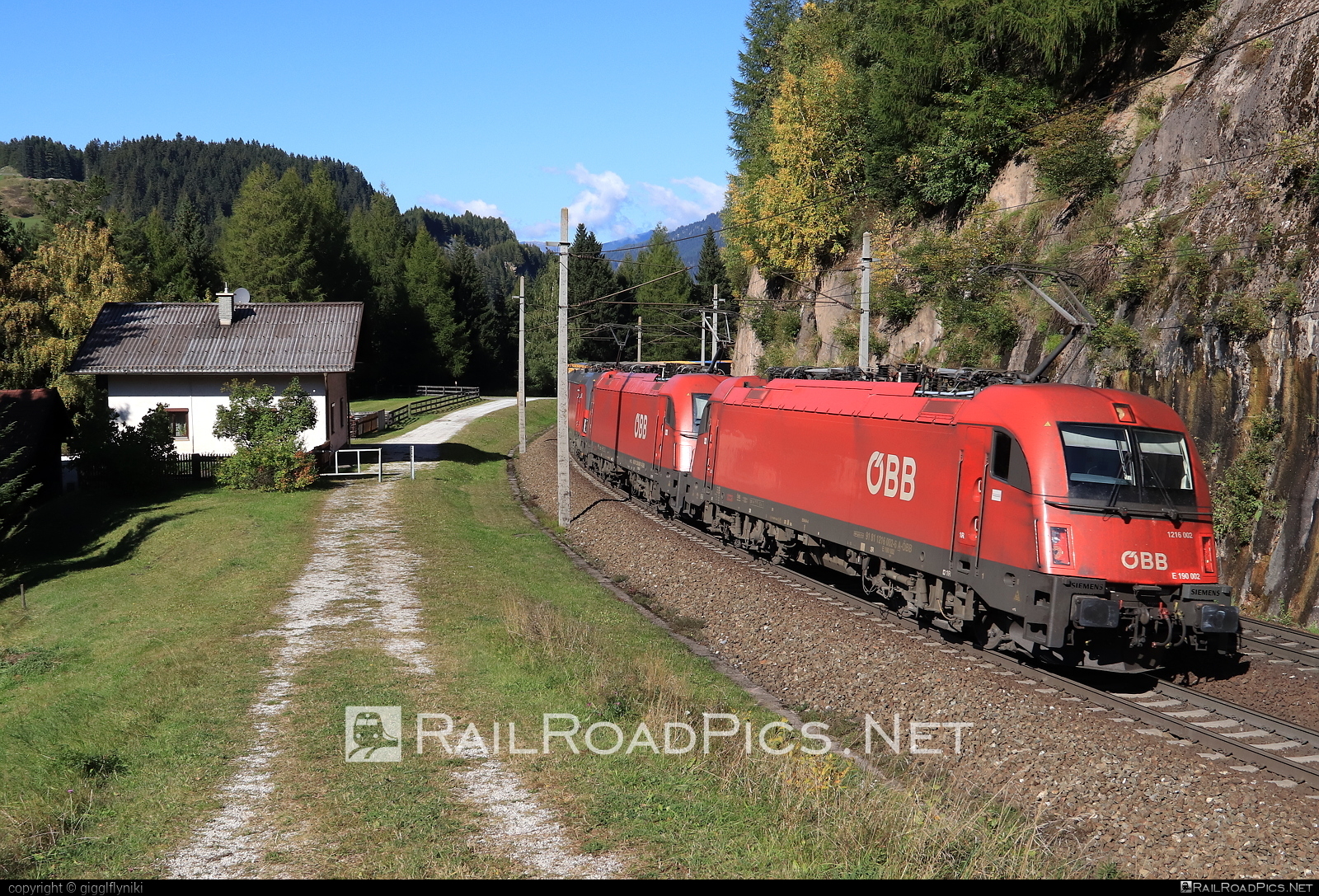 Siemens ES 64 U4 - 1216 002 operated by Rail Cargo Austria AG #es64 #es64u4 #eurosprinter #obb #osterreichischebundesbahnen #rcw #siemens #siemensEs64 #siemensEs64u4 #siemenstaurus #taurus #tauruslocomotive