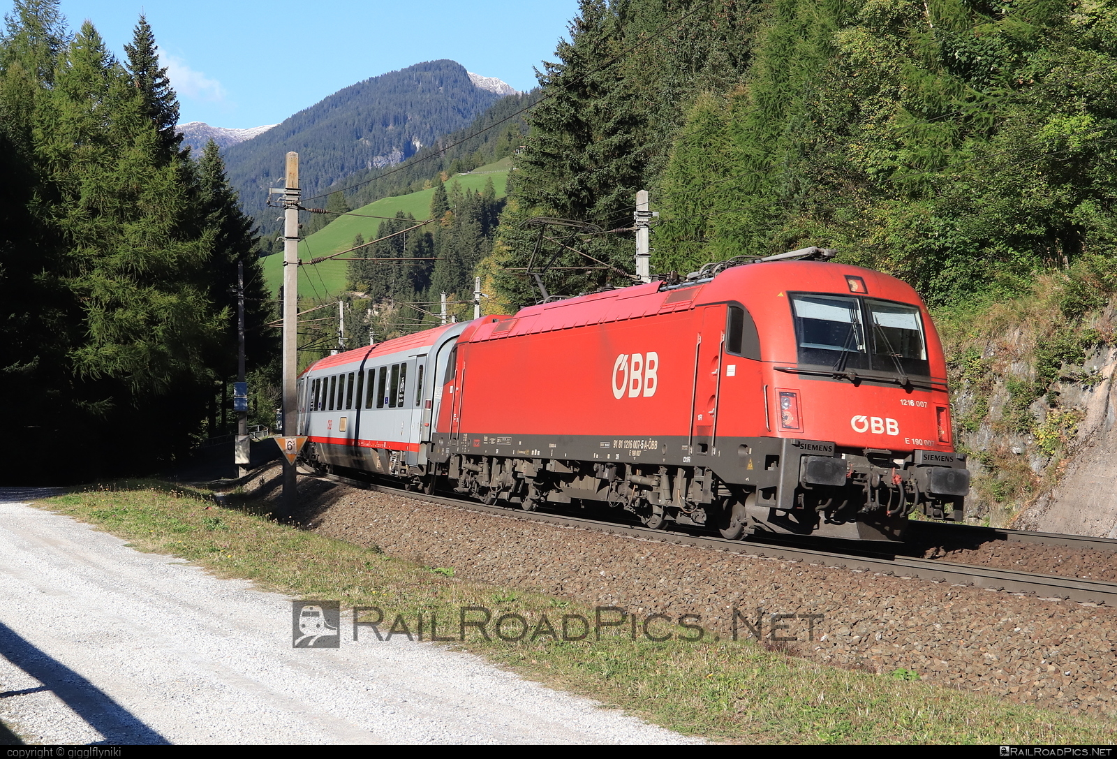 Siemens ES 64 U4 - 1216 007 operated by Österreichische Bundesbahnen #es64 #es64u4 #eurosprinter #obb #osterreichischebundesbahnen #siemens #siemensEs64 #siemensEs64u4 #siemenstaurus #taurus #tauruslocomotive