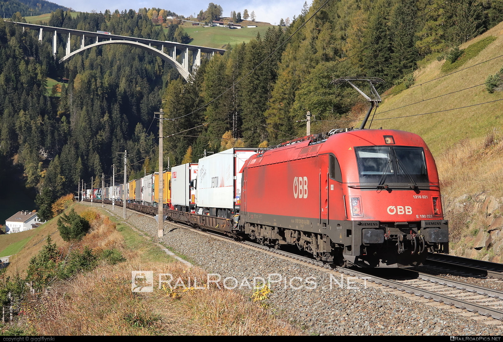 Siemens ES 64 U4 - 1216 021 operated by Rail Cargo Austria AG #es64 #es64u4 #eurosprinter #flatwagon #obb #osterreichischebundesbahnen #rcw #siemens #siemensEs64 #siemensEs64u4 #siemenstaurus #taurus #tauruslocomotive #truck