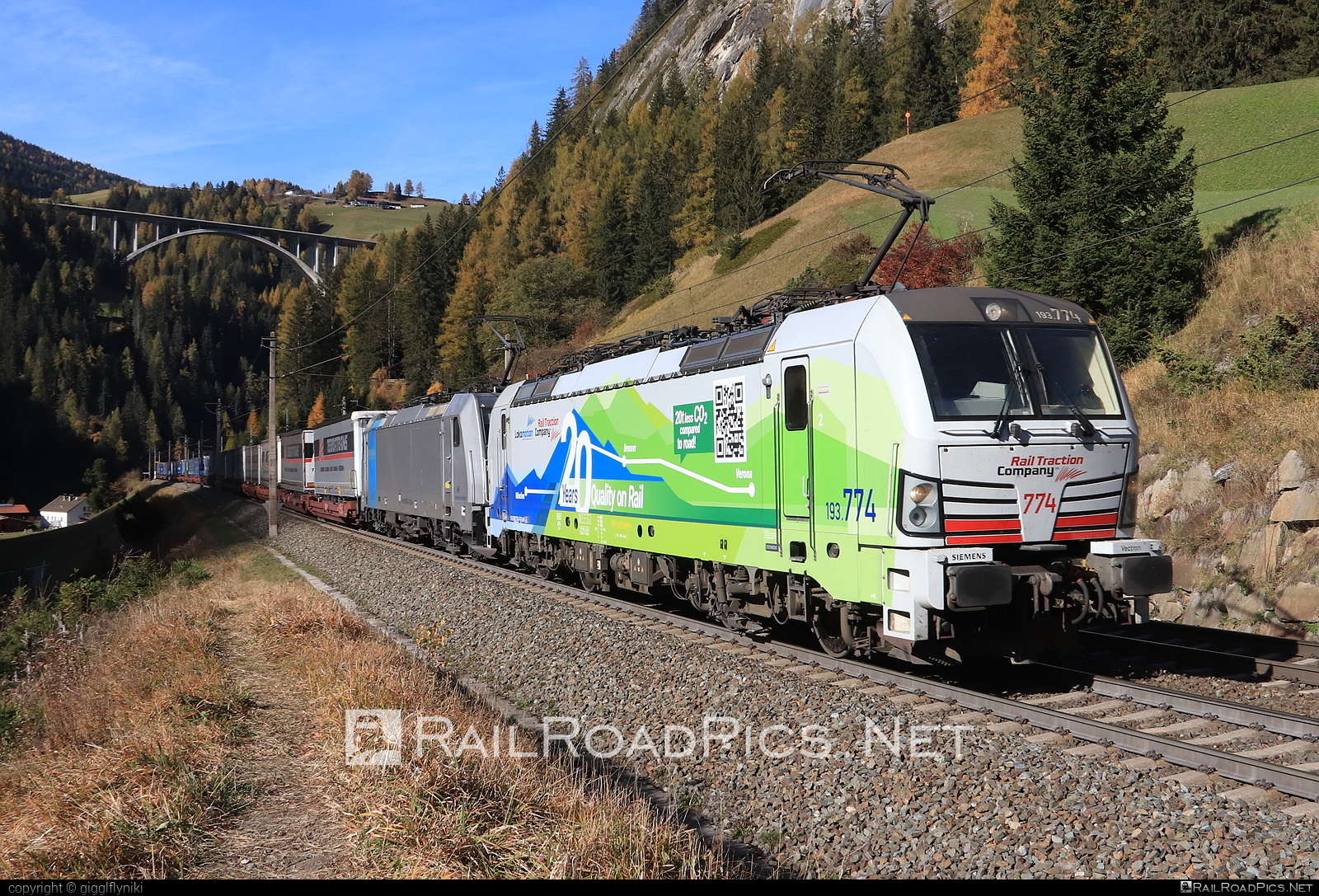 Siemens Vectron MS - 193 774 operated by Rail Traction Company #LokomotionGesellschaftFurSchienentraktion #RailTractionCompany #flatwagon #lokomotion #rtc #semitrailer #siemens #siemensVectron #siemensVectronMS #vectron #vectronMS