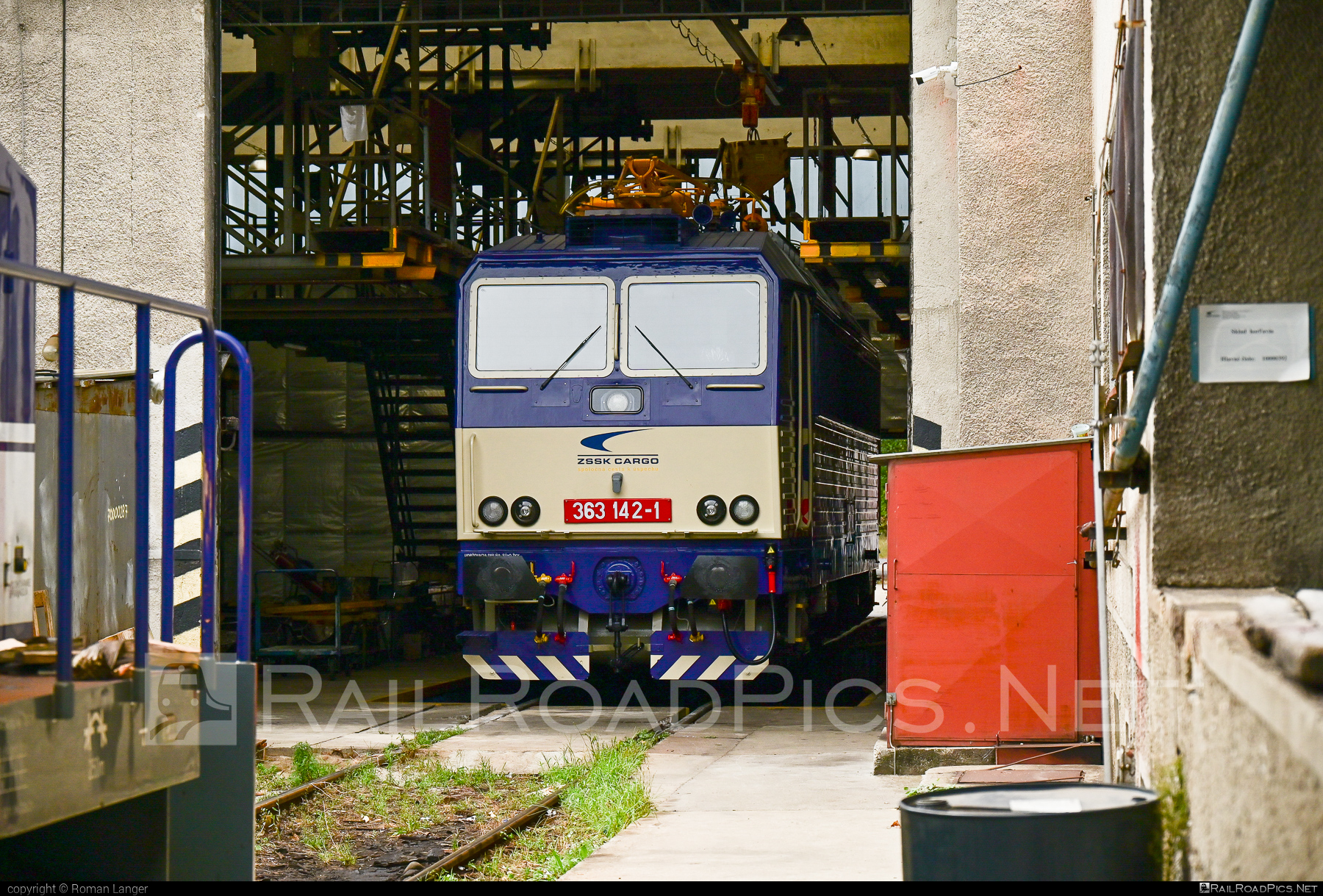 Škoda 69E - 363 142-1 operated by Železničná Spoločnost' Cargo Slovakia a.s. #ZeleznicnaSpolocnostCargoSlovakia #es4991 #eso #hangar #locomotive363 #skoda #skoda69e #zsskcargo
