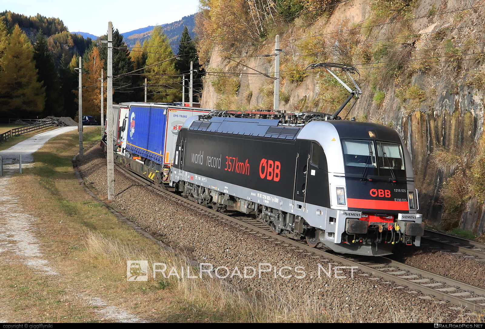Siemens ES 64 U4 - 1216 025 operated by Rail Cargo Austria AG #es64 #es64u4 #eurosprinter #flatwagon #obb #osterreichischebundesbahnen #rcw #siemens #siemensEs64 #siemensEs64u4 #siemenstaurus #taurus #tauruslocomotive #truck