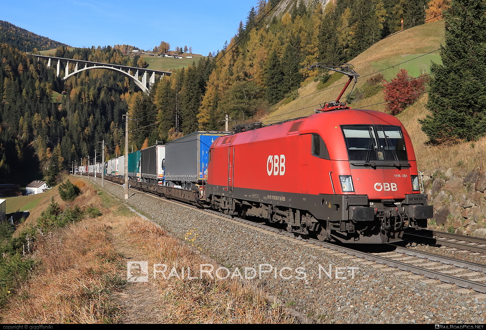 Siemens ES 64 U2 - 1116 281 operated by Rail Cargo Austria AG #es64 #es64u2 #eurosprinter #flatwagon #obb #osterreichischebundesbahnen #rcw #siemens #siemensEs64 #siemensEs64u2 #siemenstaurus #taurus #tauruslocomotive #truck