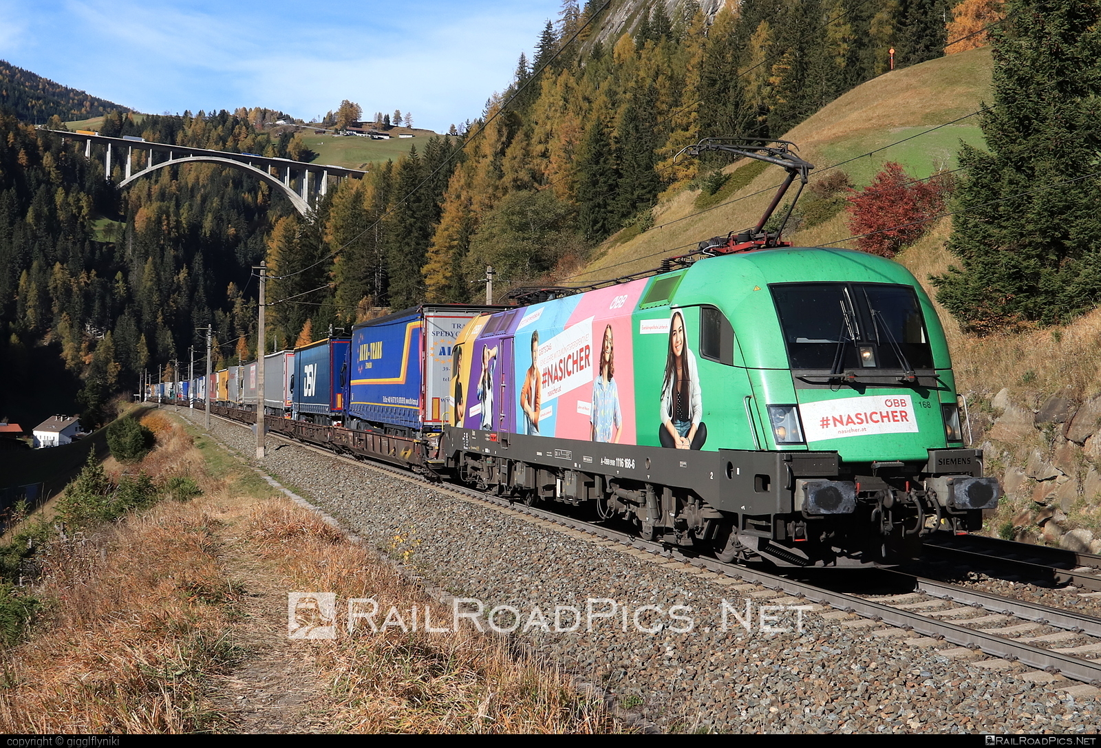 Siemens ES 64 U2 - 1116 168 operated by Rail Cargo Austria AG #es64 #es64u2 #eurosprinter #flatwagon #obb #osterreichischebundesbahnen #rcw #siemens #siemensEs64 #siemensEs64u2 #siemenstaurus #taurus #tauruslocomotive #truck