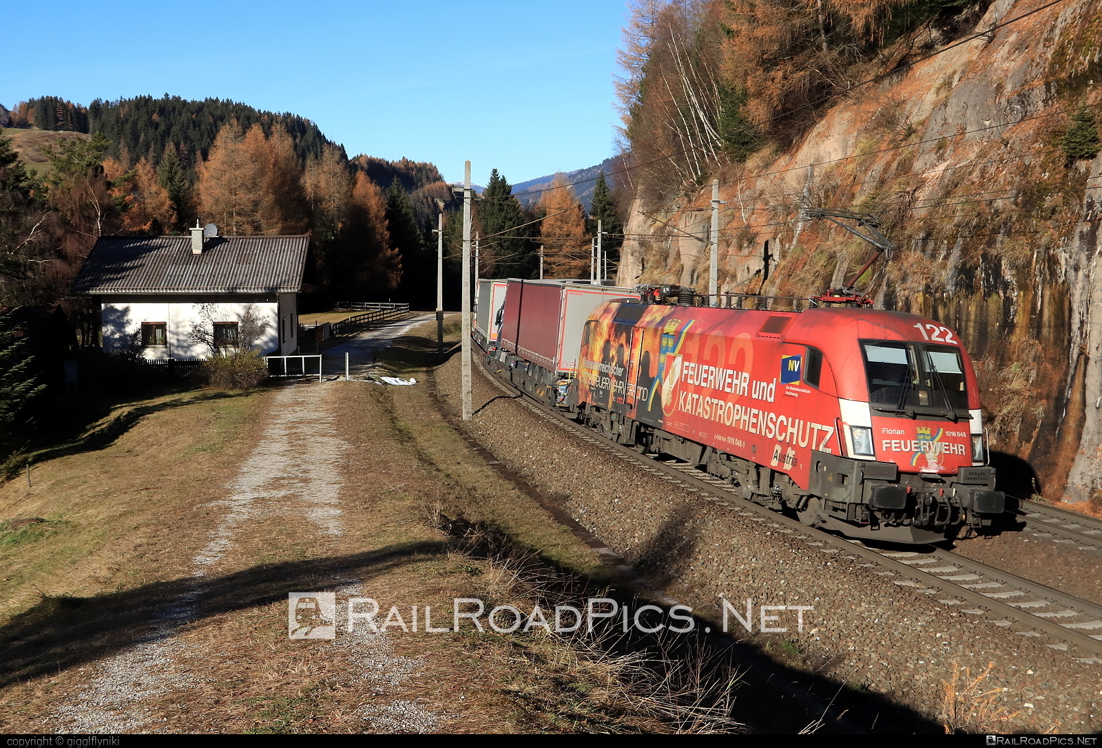 Siemens ES 64 U2 - 1016 048 operated by Rail Cargo Austria AG #es64 #es64u2 #eurosprinter #flatwagon #obb #osterreichischebundesbahnen #rcw #siemens #siemensEs64 #siemensEs64u2 #siemenstaurus #taurus #tauruslocomotive #truck #trucktransport