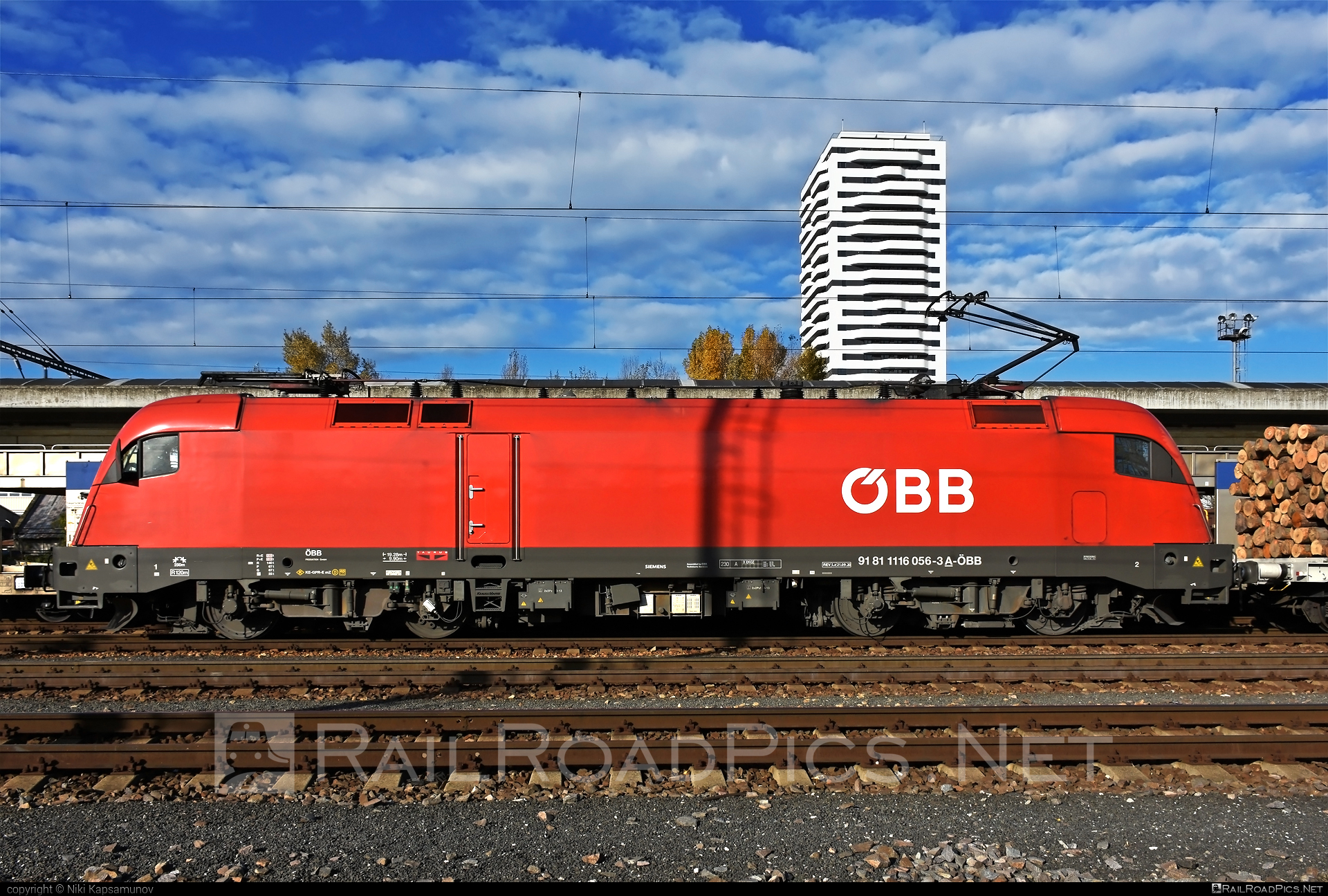 Siemens ES 64 U2 - 1116 056 operated by Rail Cargo Austria AG #es64 #es64u2 #eurosprinter #obb #osterreichischebundesbahnen #siemens #siemenses64 #siemenses64u2 #siemenstaurus #taurus #tauruslocomotive