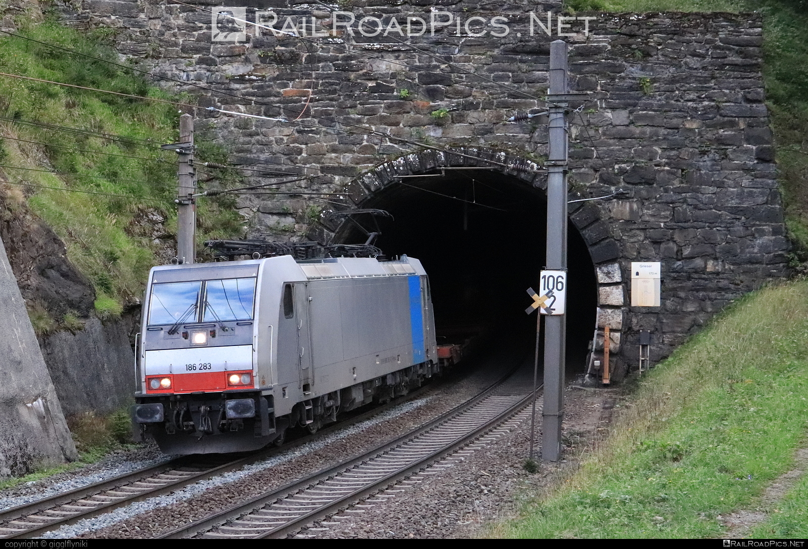 Bombardier TRAXX F140 MS - 186 283 operated by Rail Cargo Carrier – Italy s.r.l #bombardier #bombardiertraxx #railpool #railpoolgmbh #rccit #traxx #traxxf140 #traxxf140ms #tunnel