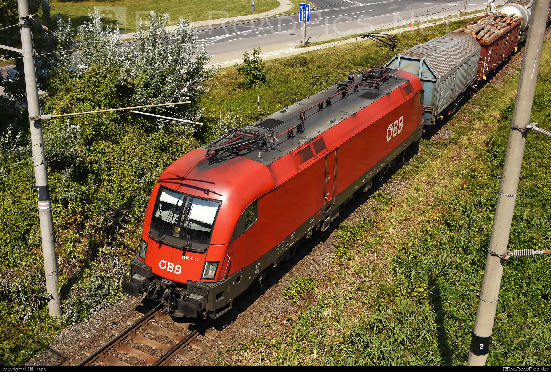 Siemens ES 64 U2 - 1116 047 operated by Rail Cargo Austria AG #es64 #es64u2 #eurosprinter #mixofcargo #obb #osterreichischebundesbahnen #rcw #siemens #siemensEs64 #siemensEs64u2 #siemenstaurus #taurus #tauruslocomotive