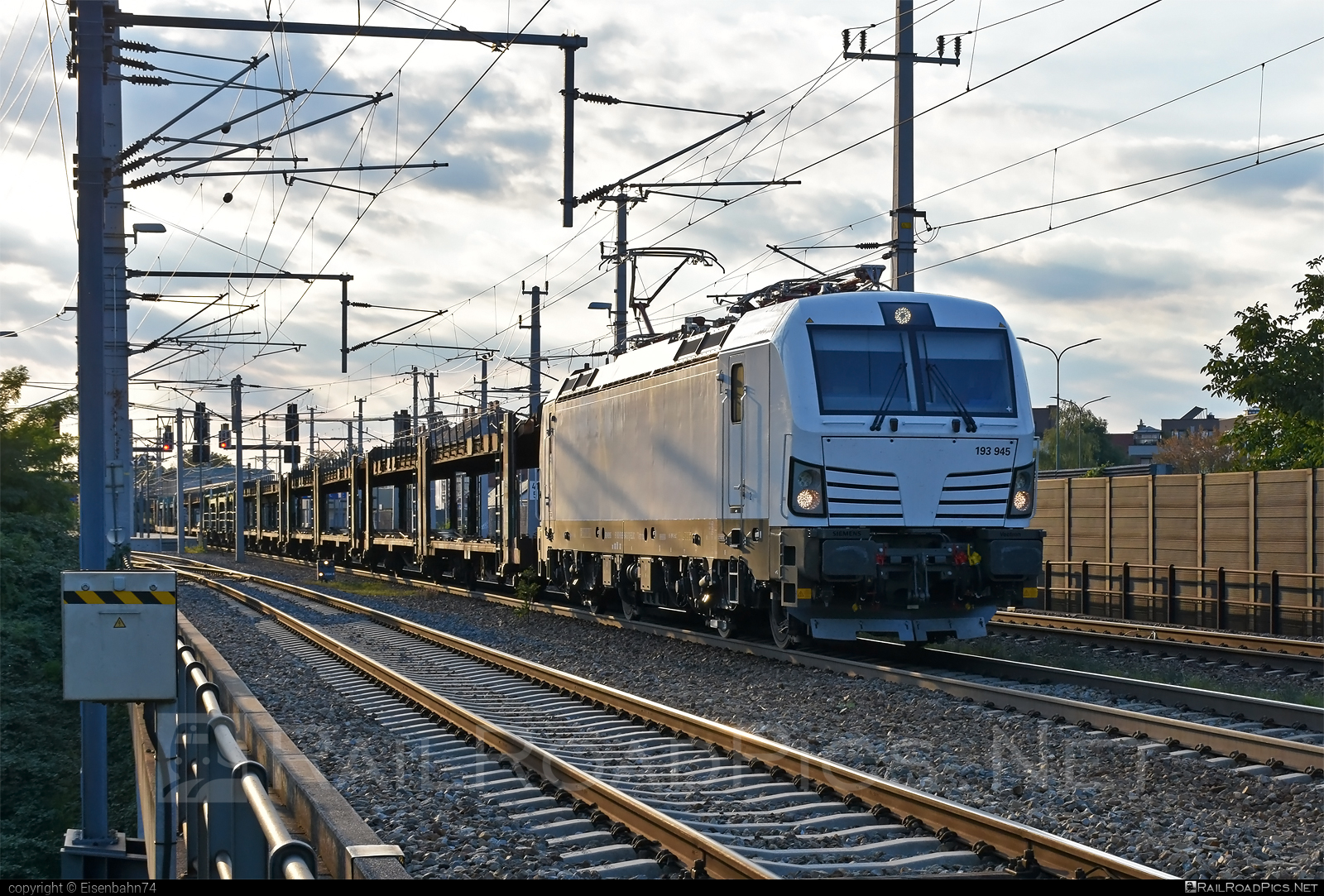 Siemens Vectron MS - 193 945 operated by Wiener Lokalbahnen Cargo GmbH #carcarrierwagon #ell #ellgermany #eloc #europeanlocomotiveleasing #siemens #siemensVectron #siemensVectronMS #vectron #vectronMS #wienerlokalbahnencargo #wienerlokalbahnencargogmbh #wlc