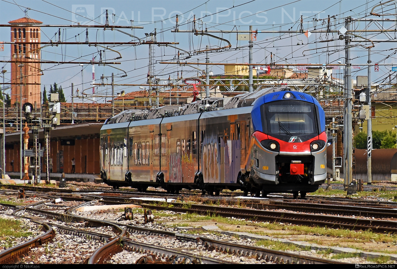 Alstom Coradia Stream ”Pop” - ETR 104 127-A operated by Trenitalia S.p.A. #alstom #alstomCoradia #coradia #coradiaStream #coradiaStreamPop #ferroviedellostato #fs #fsitaliane #graffiti #pop #trenitalia #trenitaliaspa