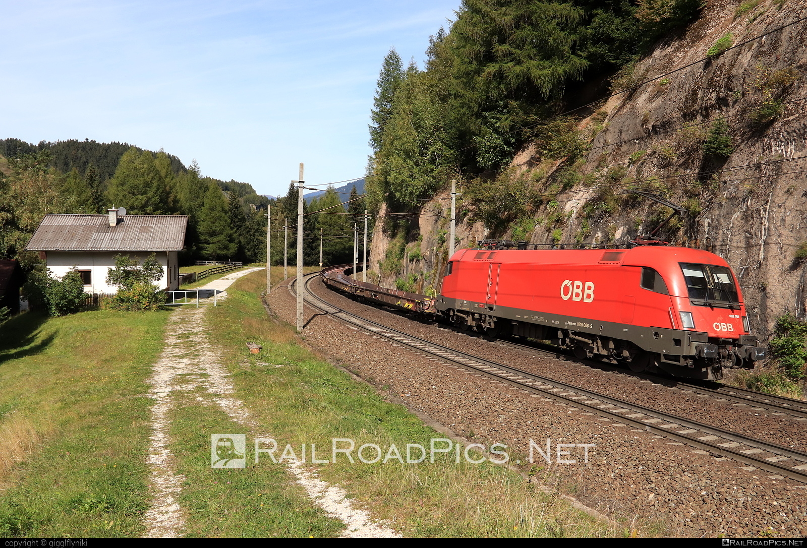 Siemens ES 64 U2 - 1016 006 operated by Rail Cargo Austria AG #es64 #es64u2 #eurosprinter #flatwagon #obb #osterreichischebundesbahnen #rcw #siemens #siemenses64 #siemenses64u2 #siemenstaurus #taurus #tauruslocomotive