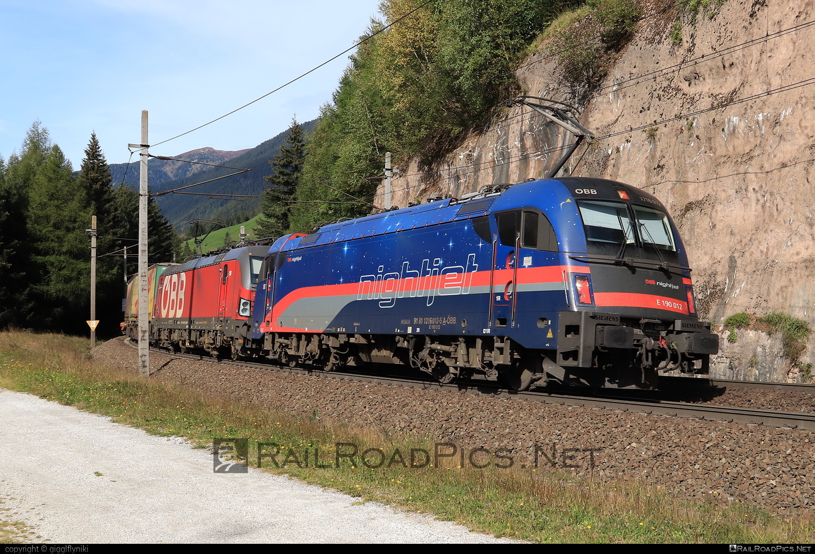 Siemens ES 64 U4 - 1216 012 operated by Rail Cargo Austria AG #es64 #es64u4 #eurosprinter #obb #osterreichischebundesbahnen #rcw #siemens #siemensEs64 #siemensEs64u4 #siemenstaurus #taurus #tauruslocomotive