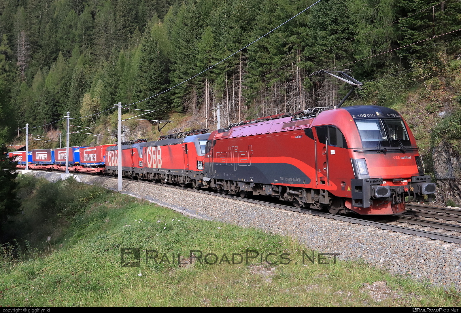 Siemens ES 64 U4 - 1216 016 operated by Rail Cargo Austria AG #es64 #es64u4 #eurosprinter #flatwagon #obb #osterreichischebundesbahnen #rcw #semitrailer #siemens #siemensEs64 #siemensEs64u4 #siemenstaurus #taurus #tauruslocomotive