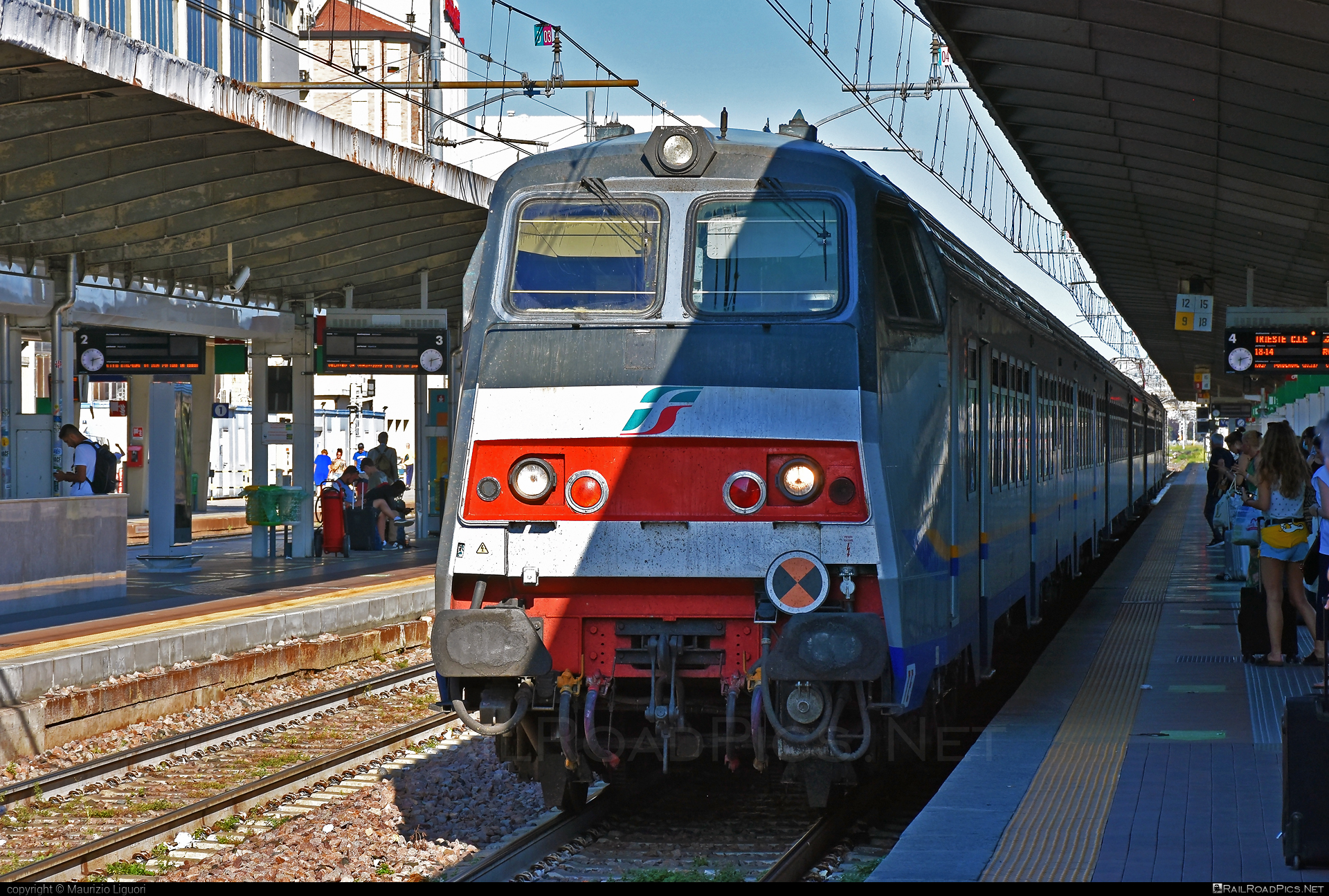 Class B - MDVC semi-pilot - 82-87 077-7 operated by Trenitalia S.p.A. #ferroviedellostato #fs #fsitaliane #mdvc #trenitalia #trenitaliaspa