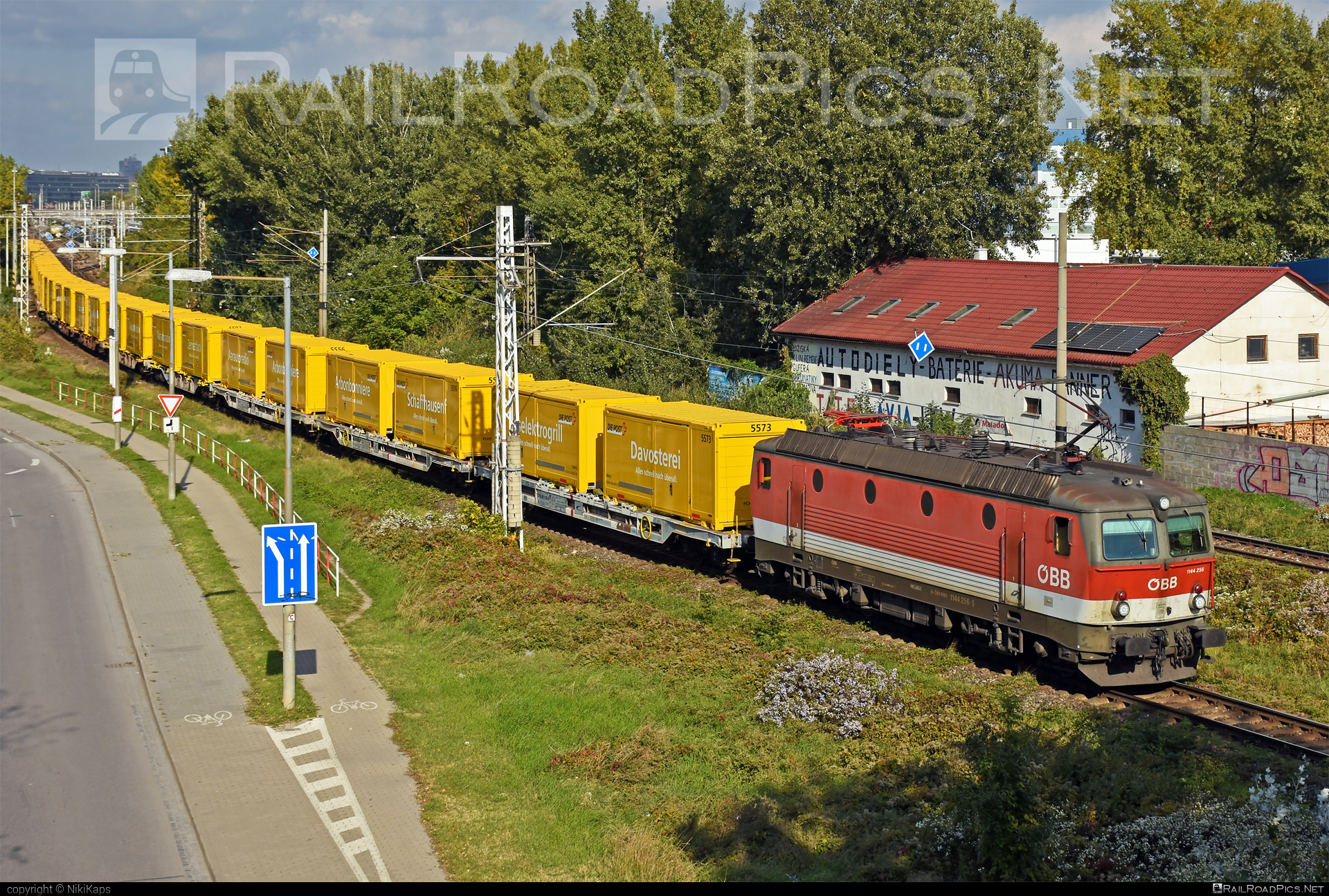 SGP 1144 - 1144 256 operated by Rail Cargo Austria AG #container #flatwagon #obb #obb1144 #obbClass1144 #osterreichischebundesbahnen #rcw #sgp #sgp1144 #simmeringgrazpauker