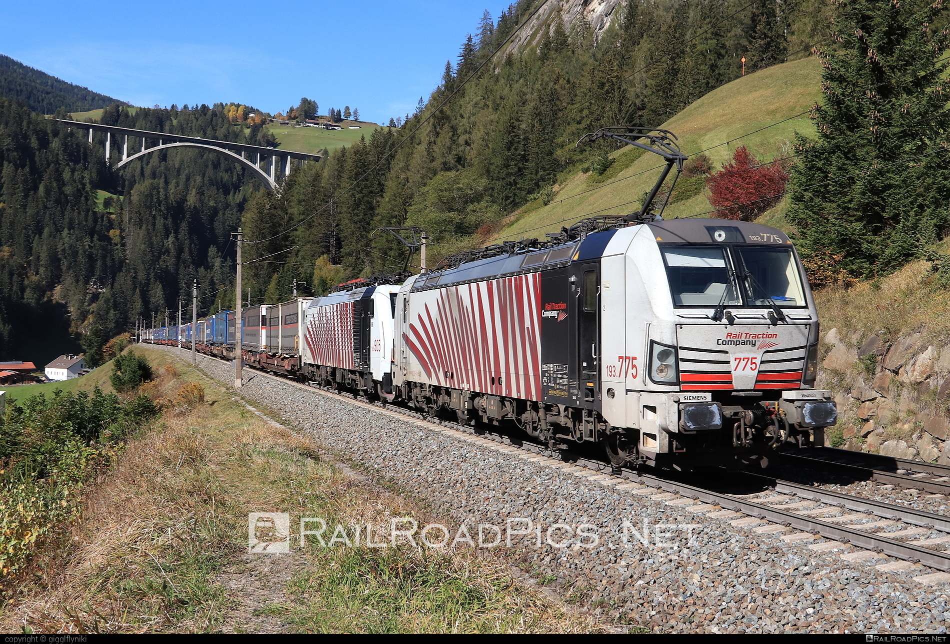 Siemens Vectron MS - 193 775 operated by Rail Traction Company #LokomotionGesellschaftFurSchienentraktion #RailTractionCompany #flatwagon #lokomotion #rtc #semitrailer #siemens #siemensVectron #siemensVectronMS #vectron #vectronMS