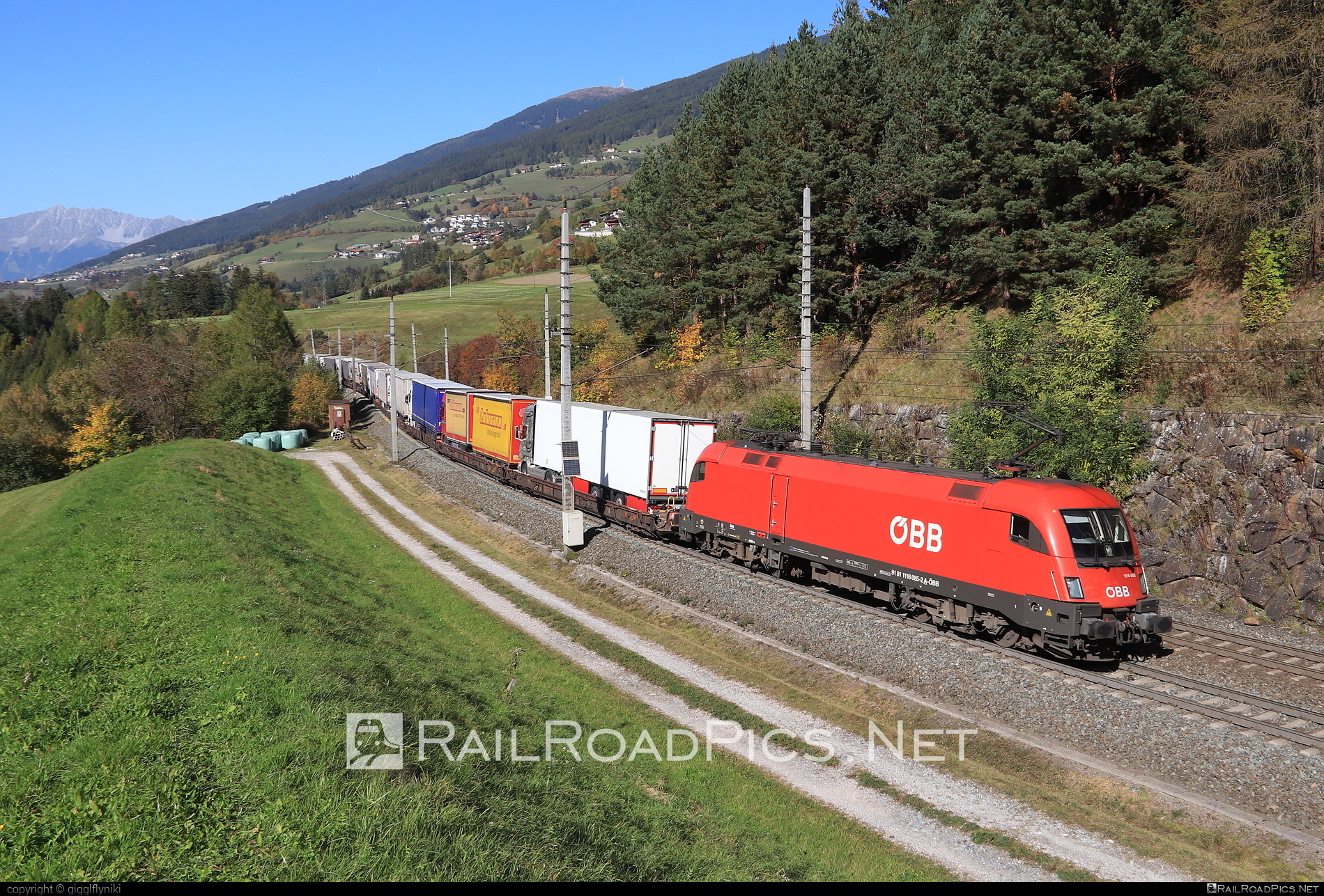 Siemens ES 64 U2 - 1116 085 operated by Rail Cargo Austria AG #es64 #es64u2 #eurosprinter #flatwagon #obb #osterreichischebundesbahnen #rcw #siemens #siemensEs64 #siemensEs64u2 #siemenstaurus #taurus #tauruslocomotive #truck