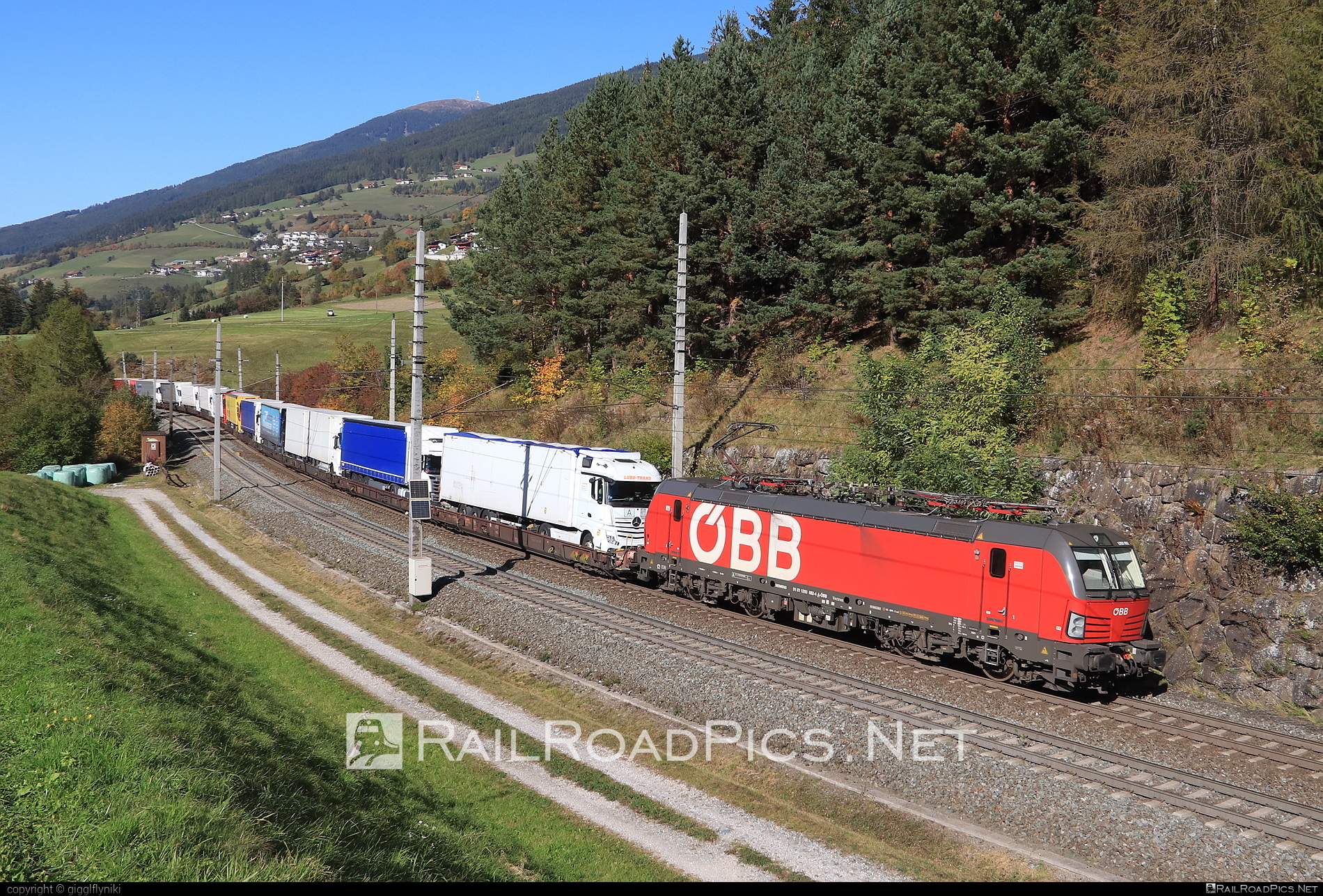 Siemens Vectron MS - 1293 082 operated by Rail Cargo Austria AG #flatwagon #obb #osterreichischebundesbahnen #rcw #siemens #siemensVectron #siemensVectronMS #truck #vectron #vectronMS