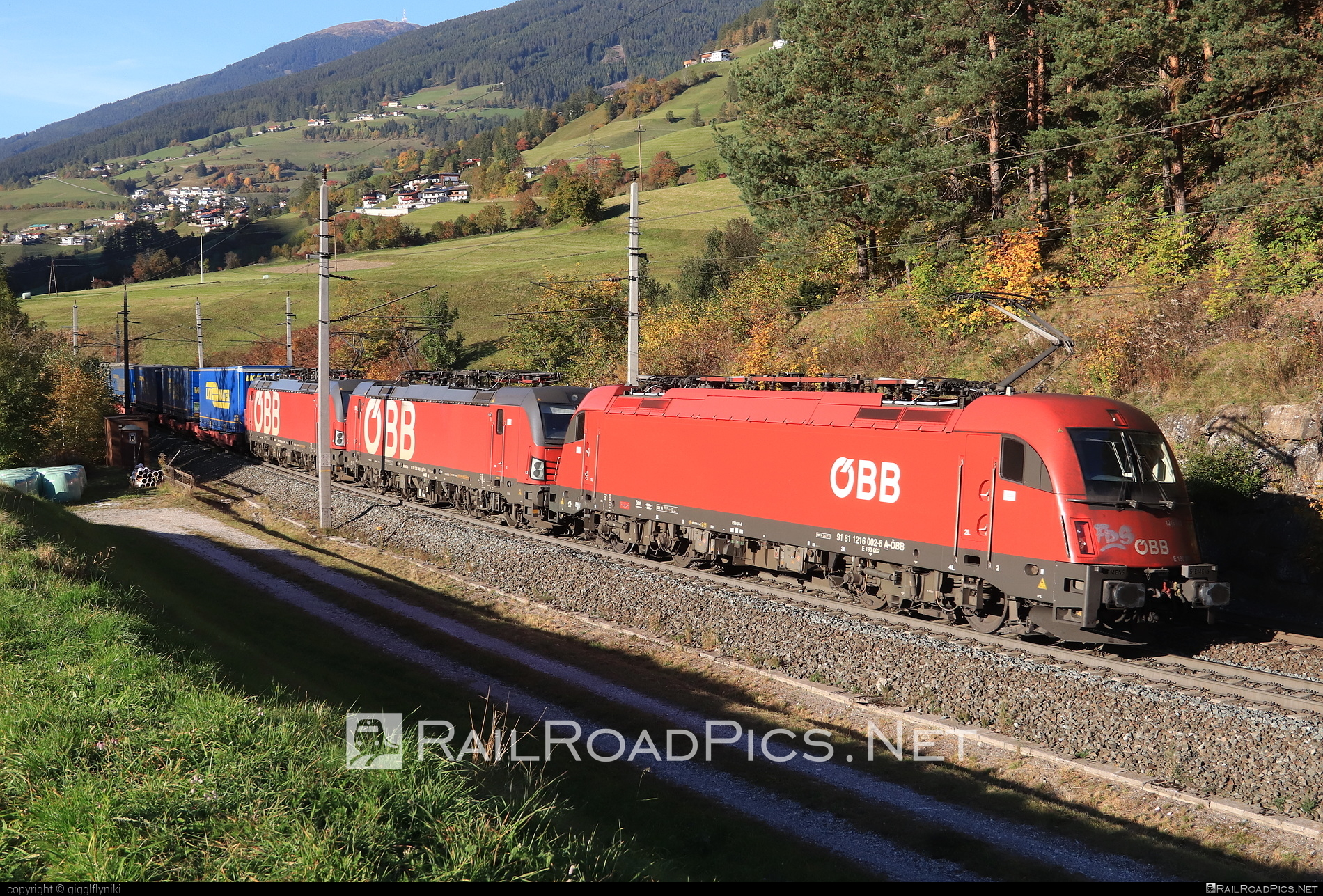 Siemens ES 64 U4 - 1216 002 operated by Rail Cargo Austria AG #es64 #es64u4 #eurosprinter #flatwagon #lkwwalter #obb #osterreichischebundesbahnen #rcw #semitrailer #siemens #siemensEs64 #siemensEs64u4 #siemenstaurus #taurus #tauruslocomotive