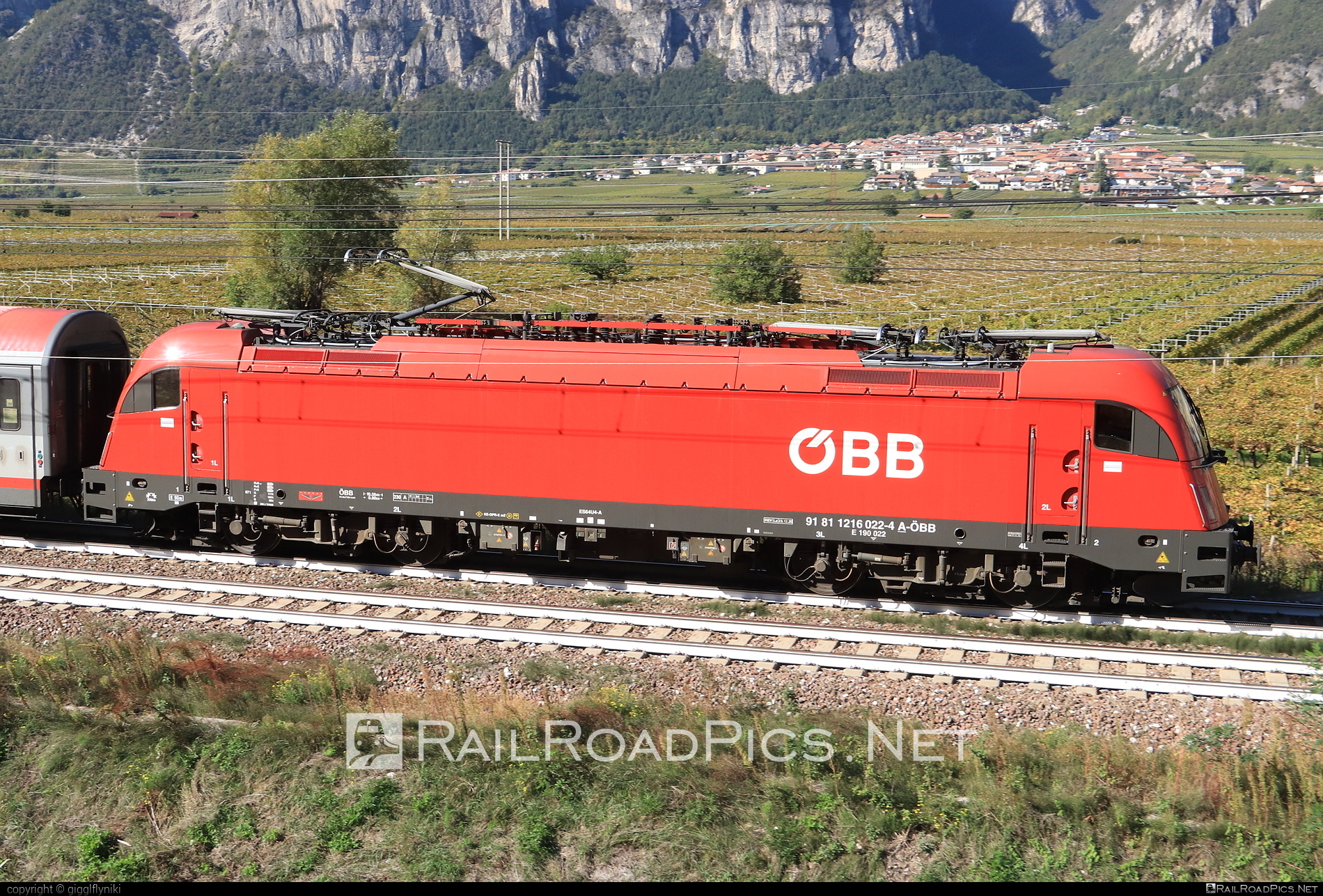 Siemens ES 64 U4 - 1216 022 operated by Österreichische Bundesbahnen #es64 #es64u4 #eurosprinter #obb #osterreichischebundesbahnen #siemens #siemensEs64 #siemensEs64u4 #siemenstaurus #taurus #tauruslocomotive