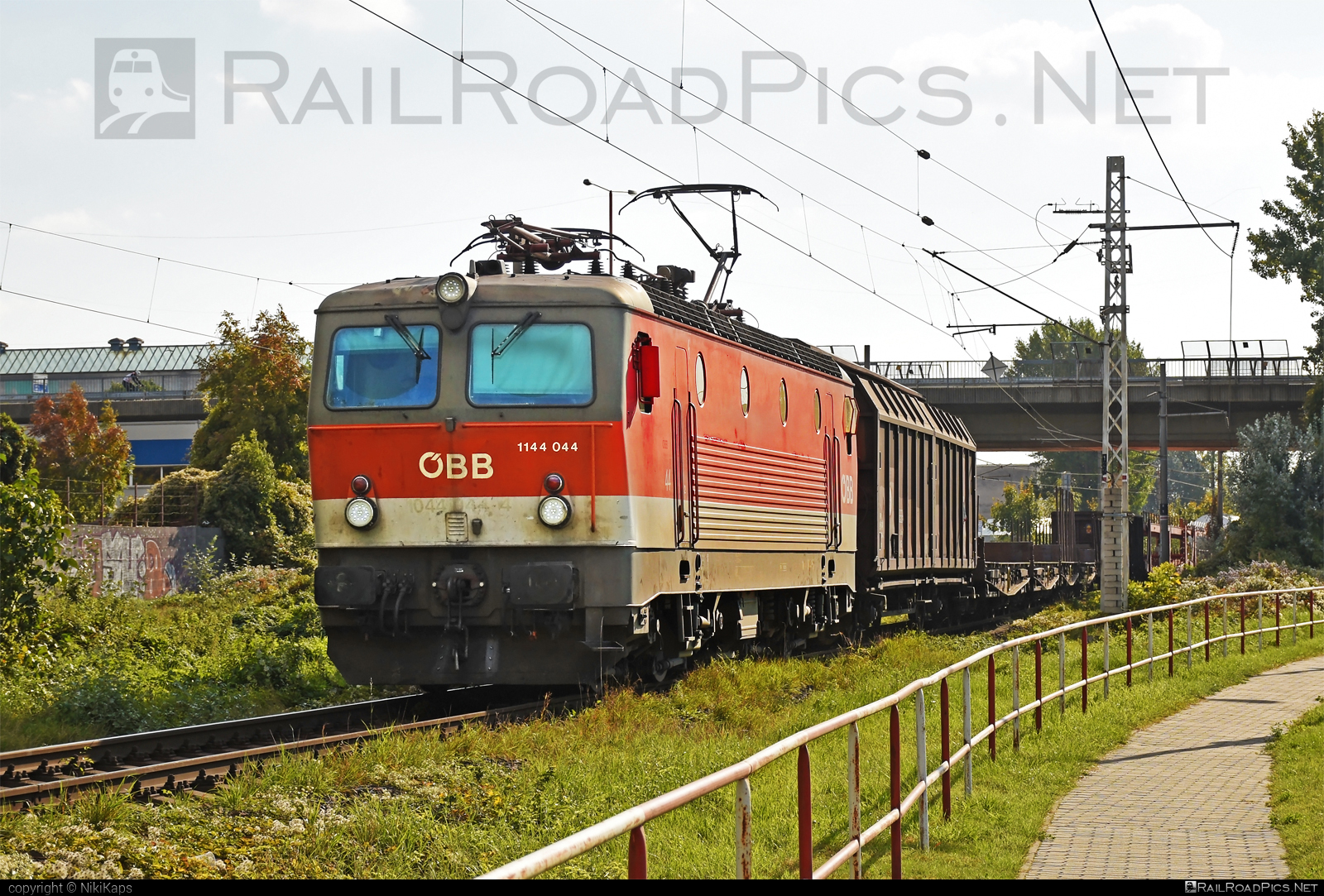 SGP 1144 - 1144 044 operated by Rail Cargo Austria AG #mixofcargo #obb #obb1144 #obbClass1144 #osterreichischebundesbahnen #rcw #sgp #sgp1144 #simmeringgrazpauker