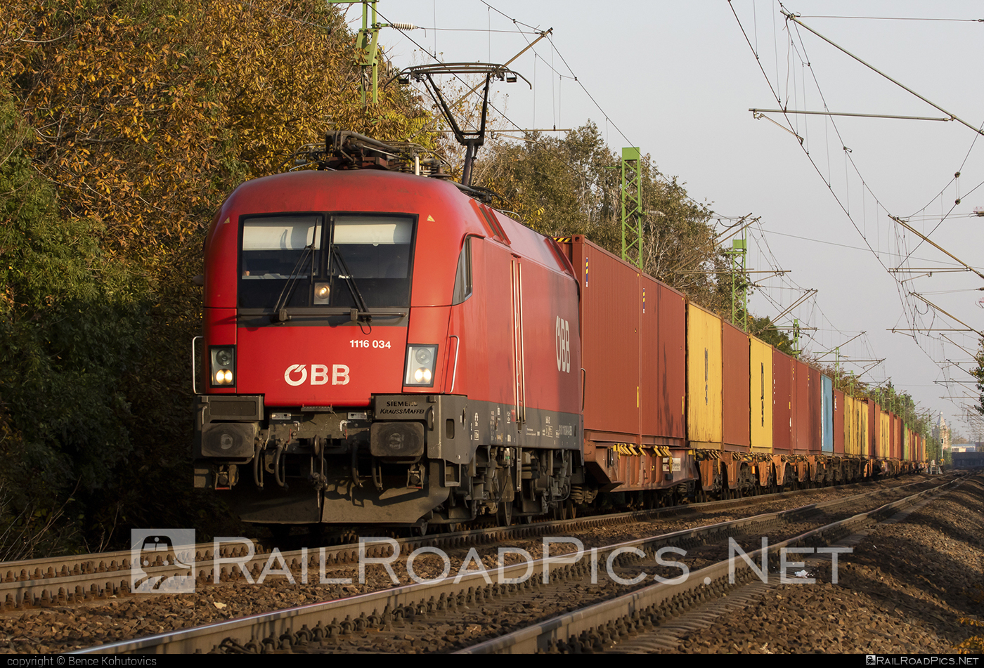Siemens ES 64 U2 - 1116 034 operated by Rail Cargo Hungaria ZRt. #es64 #es64u2 #eurosprinter #flatwagon #obb #osterreichischebundesbahnen #siemens #siemenses64 #siemenses64u2 #siemenstaurus #taurus #tauruslocomotive