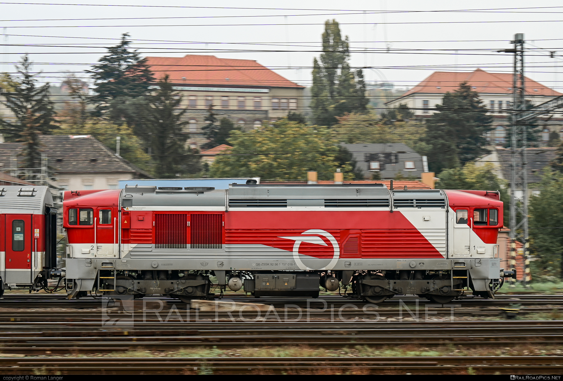 ŽOS Zvolen Class 757 - 757 016-1 operated by Železničná Spoločnost' Slovensko, a.s. #ZeleznicnaSpolocnostSlovensko #brejlovec #locomotiveclass757 #okuliarnik #zoszvolen #zssk
