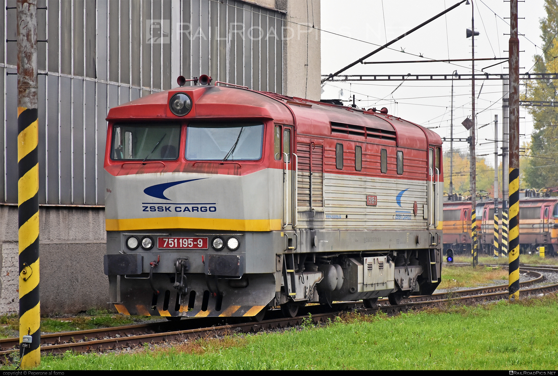 ČKD T 478.1 (751) - 751 195-9 operated by Železničná Spoločnost' Cargo Slovakia a.s. #ZeleznicnaSpolocnostCargoSlovakia #bardotka #ckd #ckd4781 #ckd751 #ckdt4781 #zamracena #zsskcargo
