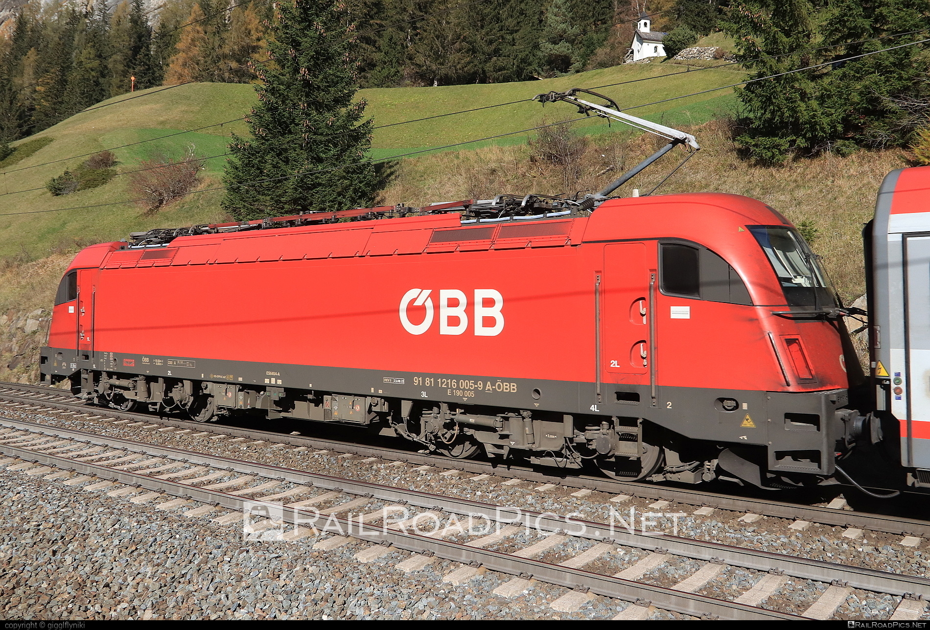 Siemens ES 64 U4 - 1216 005 operated by Österreichische Bundesbahnen #es64 #es64u4 #eurosprinter #obb #osterreichischebundesbahnen #siemens #siemensEs64 #siemensEs64u4 #siemenstaurus #taurus #tauruslocomotive