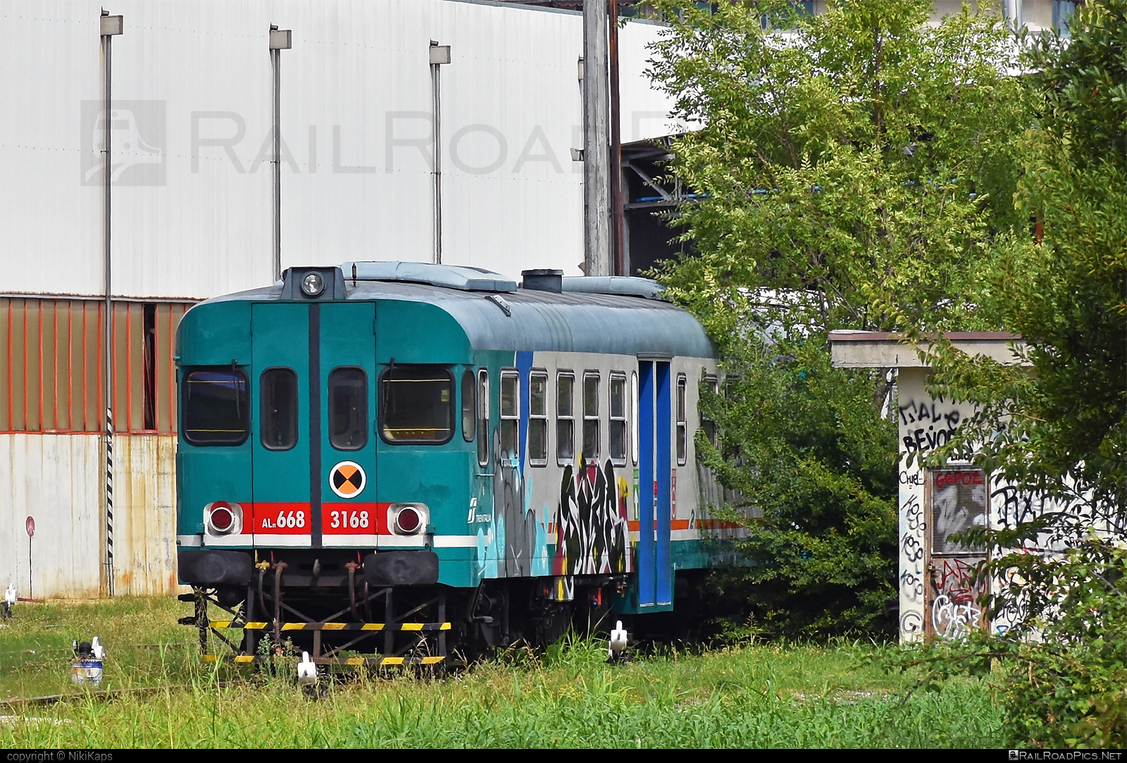 Fiat Ferroviaria ALn 668 - ALn 668 3168 operated by Trenitalia S.p.A. #aln668 #ferroviedellostato #fiat #fiataln668 #fiatferroviaria #fiatferroviariaaln668 #fs #fsitaliane #graffiti #trenitalia #trenitaliaspa