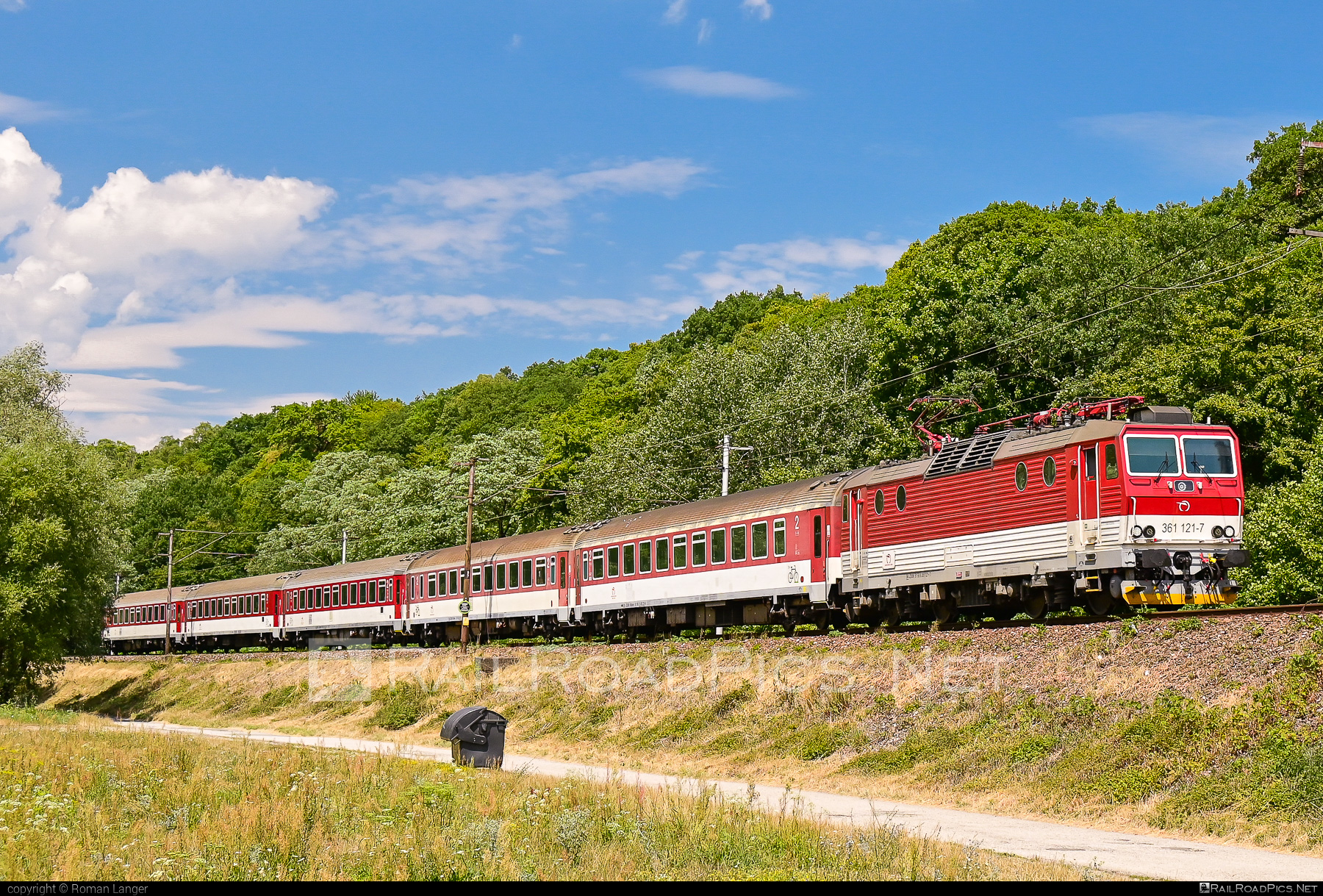 ŽOS Vrútky Class 361.1 - 361 121-7 operated by Železničná Spoločnost' Slovensko, a.s. #ZeleznicnaSpolocnostSlovensko #locomotive361 #locomotive3611 #zosvrutky #zssk