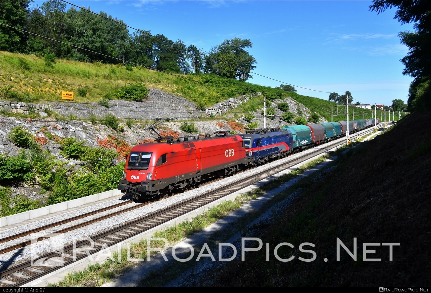 Siemens ES 64 U2 - 1016 004 operated by Rail Cargo Austria AG #es64 #es64u2 #eurosprinter #obb #osterreichischebundesbahnen #rcw #siemens #siemensEs64 #siemensEs64u2 #siemenstaurus #taurus #tauruslocomotive