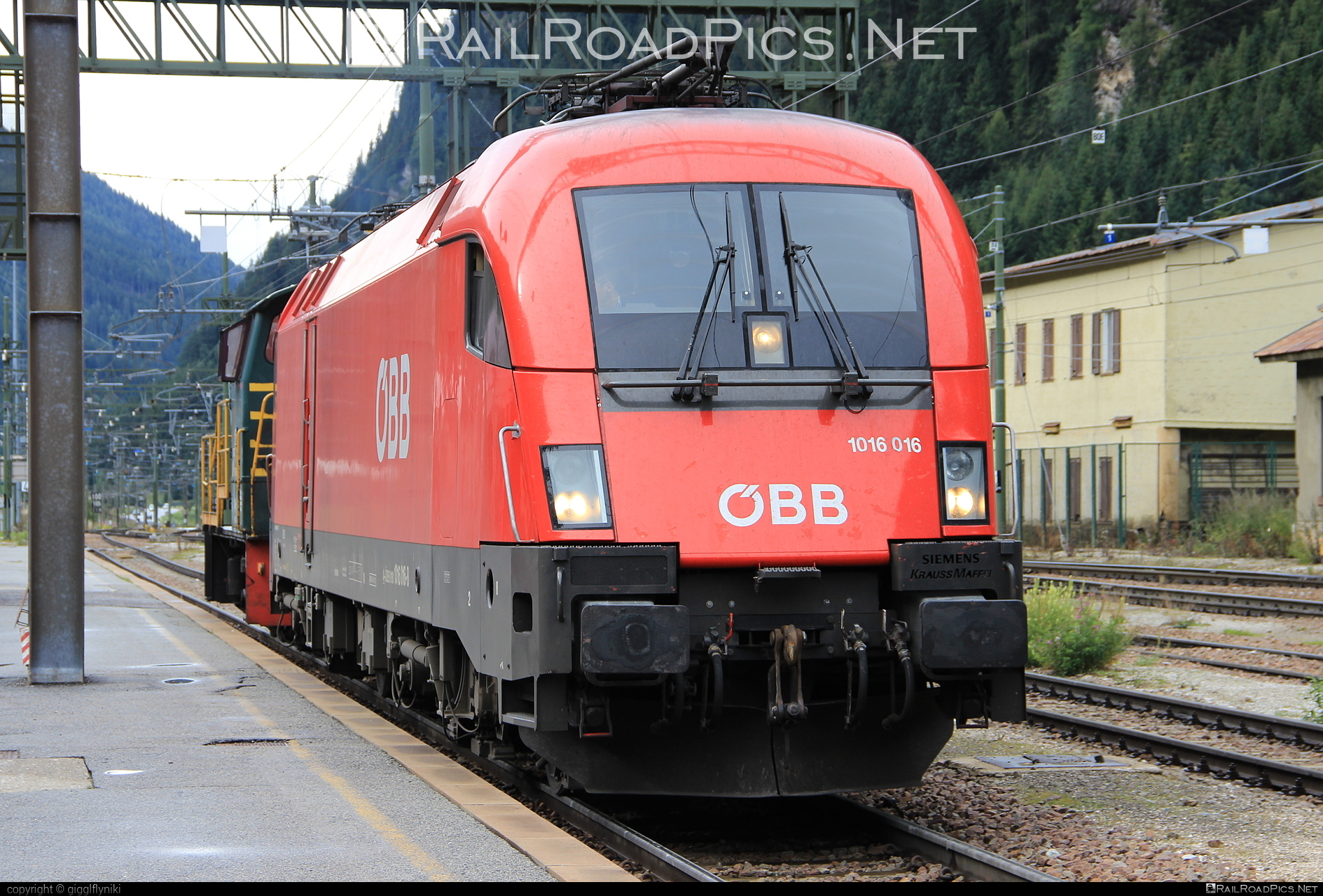 Siemens ES 64 U2 - 1016 016 operated by Österreichische Bundesbahnen #es64 #es64u2 #eurosprinter #obb #osterreichischebundesbahnen #siemens #siemenses64 #siemenses64u2 #siemenstaurus #taurus #tauruslocomotive