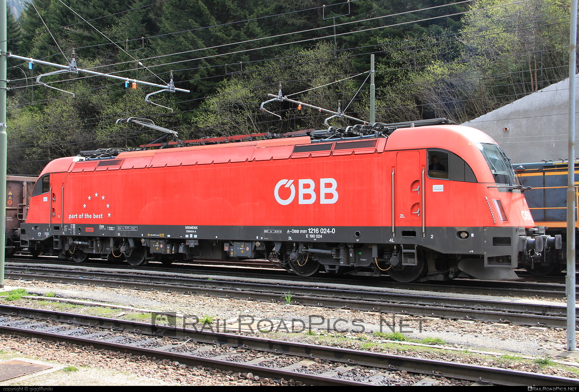 Siemens ES 64 U4 - 1216 024 operated by Rail Cargo Austria AG #es64 #es64u4 #eurosprinter #obb #osterreichischebundesbahnen #rcw #siemens #siemensEs64 #siemensEs64u4 #siemenstaurus #taurus #tauruslocomotive