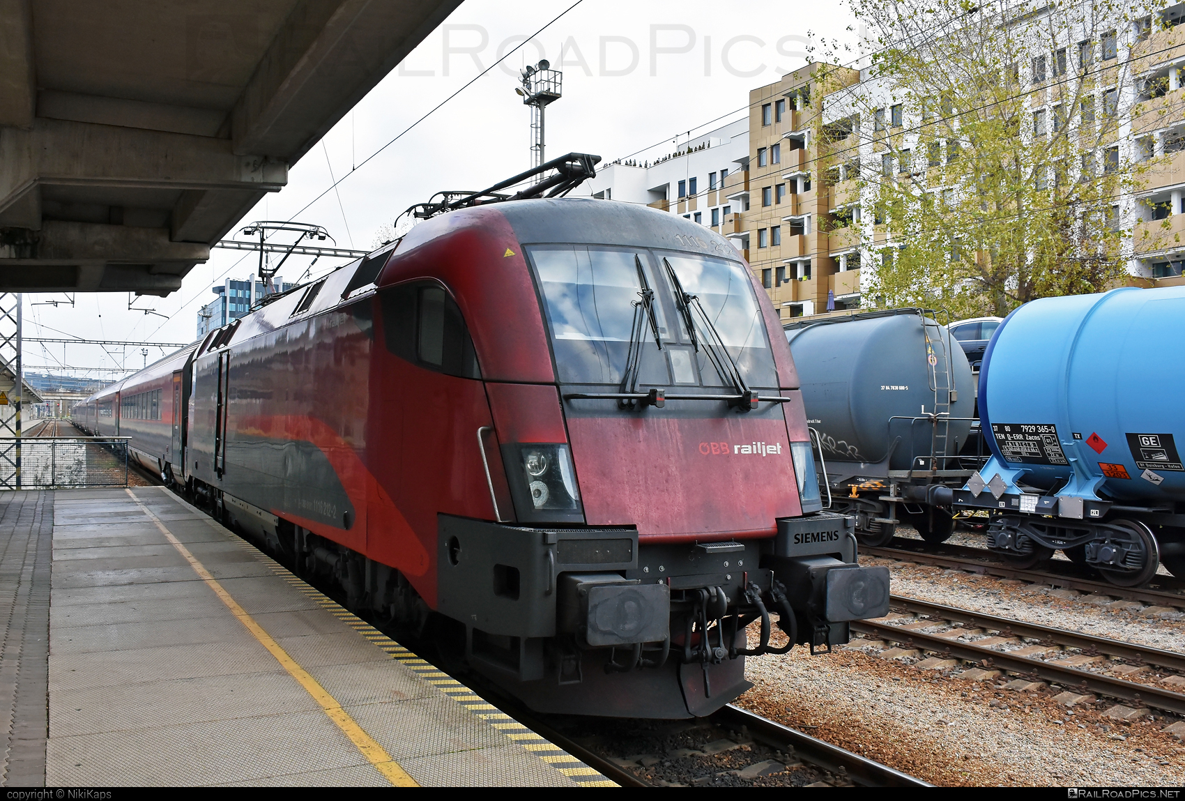 Siemens ES 64 U2 - 1116 212 operated by Österreichische Bundesbahnen #es64 #es64u2 #eurosprinter #obb #obbrailjet #osterreichischebundesbahnen #railjet #siemens #siemensEs64 #siemensEs64u2 #siemenstaurus #taurus #tauruslocomotive