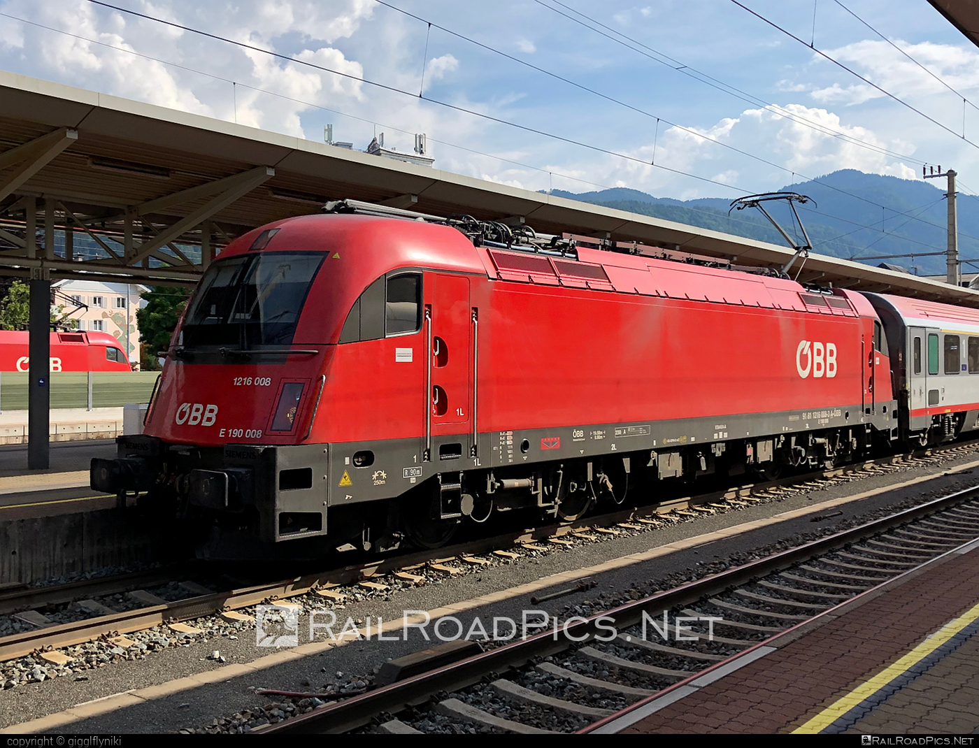 Siemens ES 64 U4 - 1216 008 operated by Österreichische Bundesbahnen #es64 #es64u4 #eurosprinter #obb #osterreichischebundesbahnen #siemens #siemensEs64 #siemensEs64u4 #siemenstaurus #taurus #tauruslocomotive