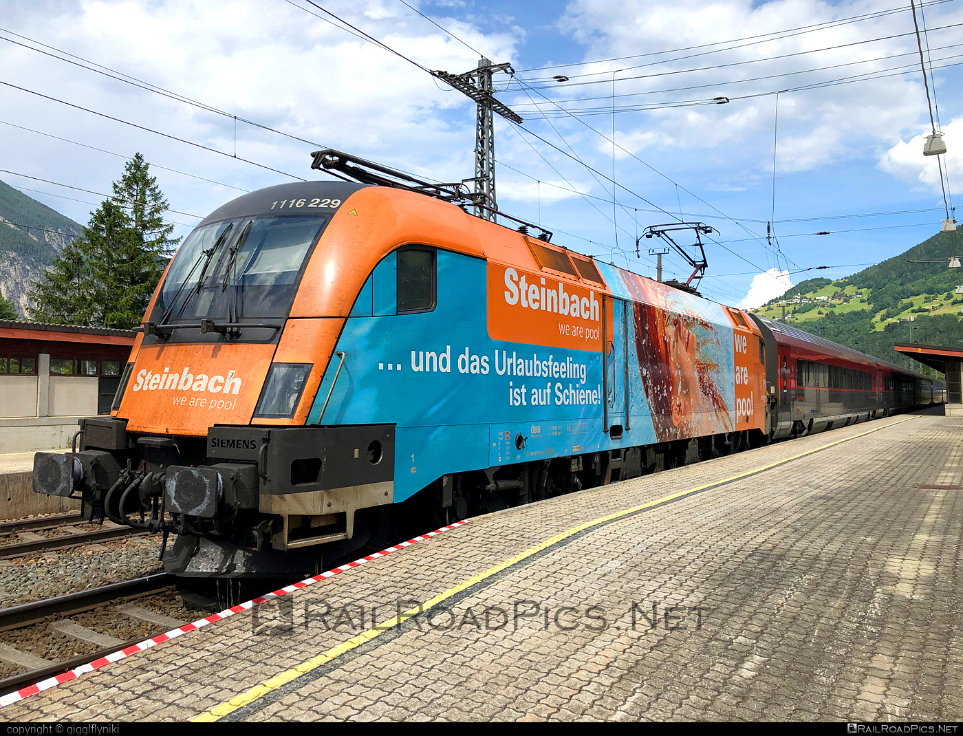 Siemens ES 64 U2 - 1116 229 operated by Österreichische Bundesbahnen #es64 #es64u2 #eurosprinter #obb #osterreichischebundesbahnen #siemens #siemensEs64 #siemensEs64u2 #siemenstaurus #taurus #tauruslocomotive