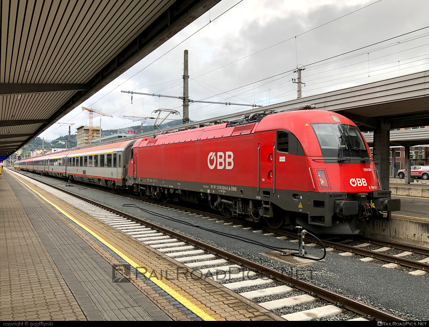 Siemens ES 64 U4 - 1216 024 operated by Österreichische Bundesbahnen #es64 #es64u4 #eurosprinter #obb #osterreichischebundesbahnen #siemens #siemensEs64 #siemensEs64u4 #siemenstaurus #taurus #tauruslocomotive
