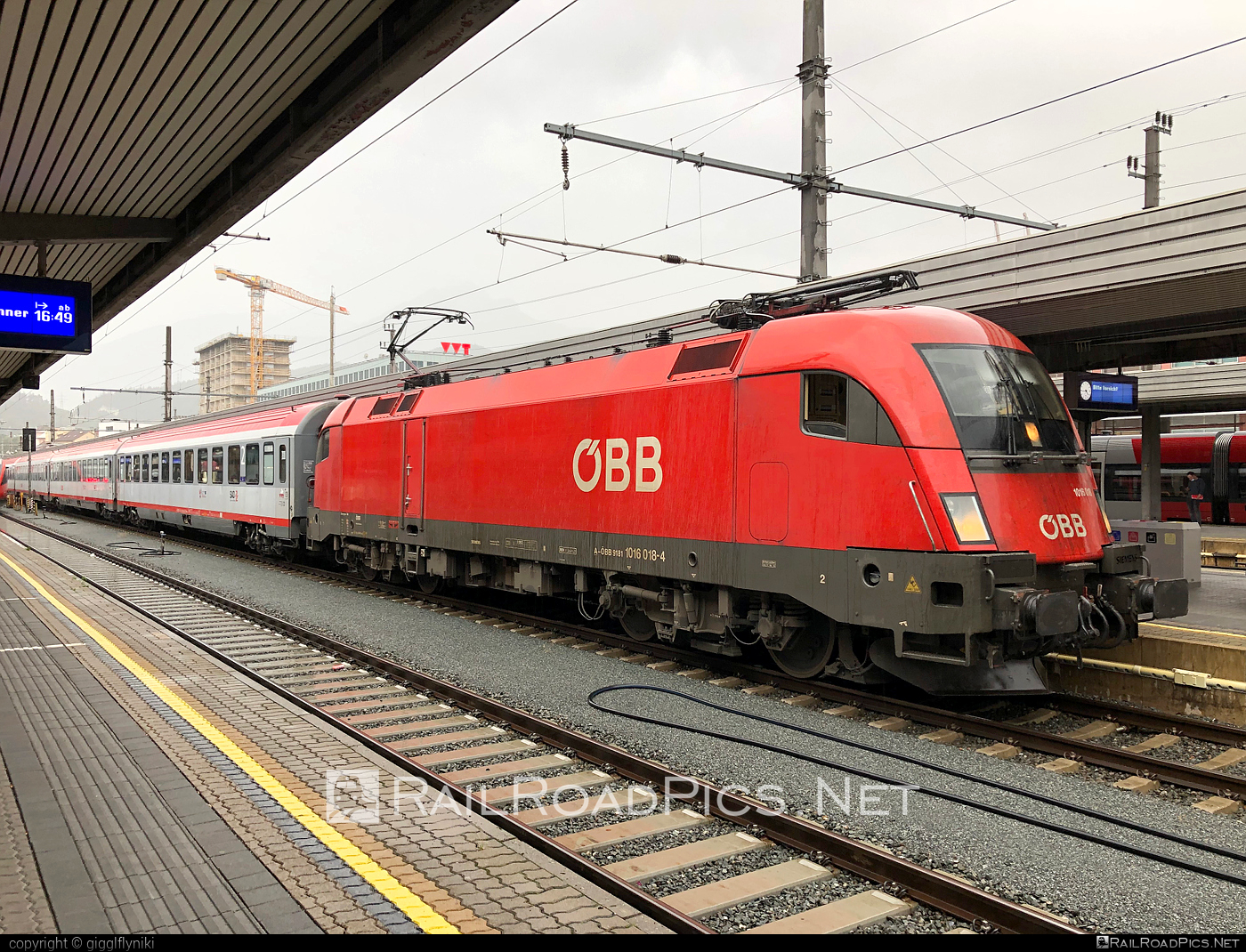 Siemens ES 64 U2 - 1016 018 operated by Österreichische Bundesbahnen #es64 #es64u2 #eurosprinter #obb #osterreichischebundesbahnen #siemens #siemensEs64 #siemensEs64u2 #siemenstaurus #taurus #tauruslocomotive
